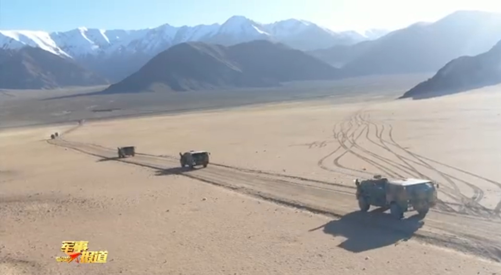 新疆军区某团炮兵分队驾驶新型车载榴弹炮集结。（中国央视《军事报道》节目视频截图）