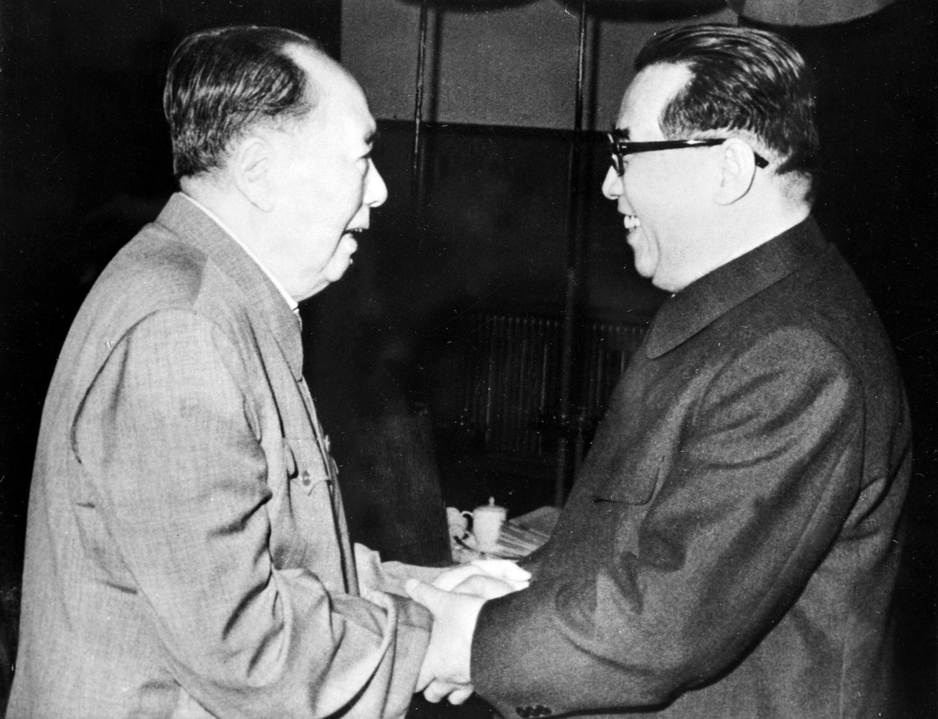 朝鲜战争爆发后，中共领导人毛泽东应朝鲜领导人金日成请求决定抗美援朝。图为1975年毛泽东在北京中南海会见金日成。（视觉中国）