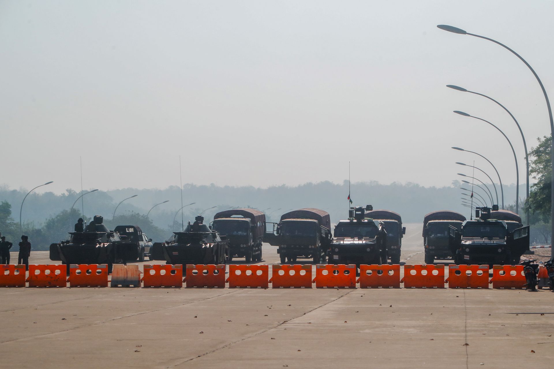 2021年2月2日，星期二，缅甸军事守卫在一个检查站载有装甲车辆阻挡通往国会大厦的道路。该建筑物位于缅甸内比都。（AP）