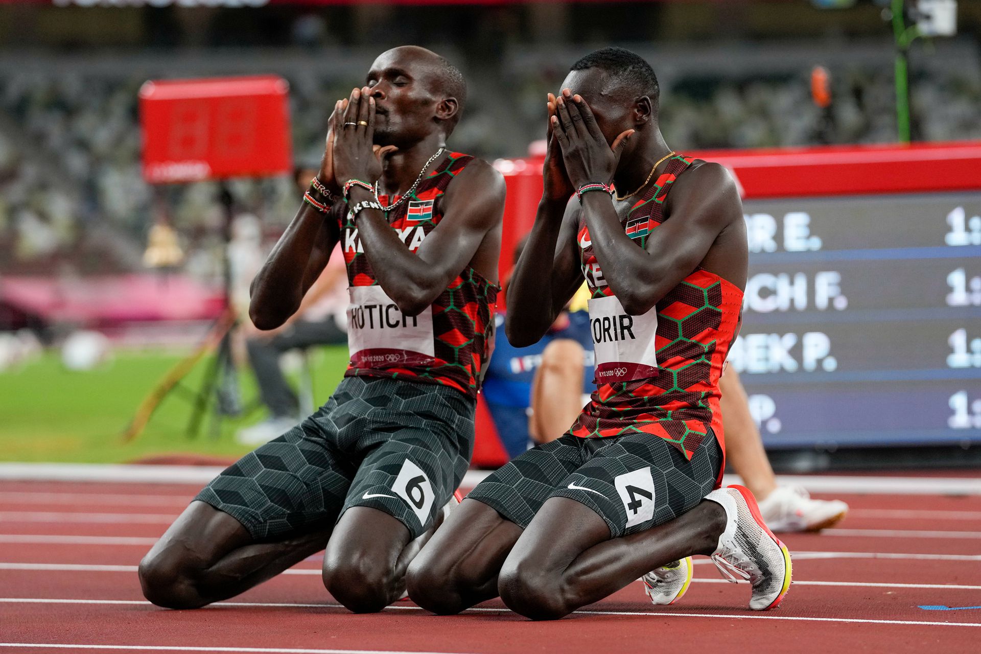 8月4日，在东京举行的2020年夏季奥运会男子800米决赛中，金牌获得者肯尼亚选手埃马纽埃尔·科里尔（Emmanuel Corrier，右）与同样来自肯尼亚的银牌得主弗格森·罗蒂奇（Ferguson Rotic）一起庆祝。（AP）