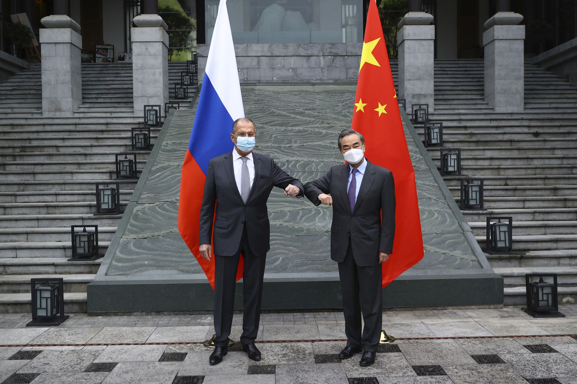 2021年3月22日，俄罗斯外长拉夫罗夫（左）与中国外长王毅在桂林举行会谈。（AP）