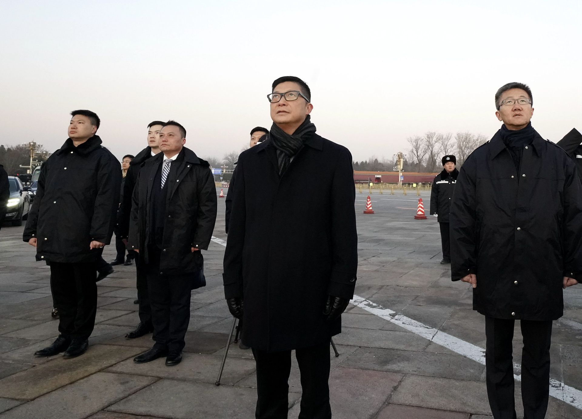 2019年12月7日清晨,新任香港特区政府警务处处长邓炳强(前右二)率香港警务处代表团到北京天安门广场,观看升国旗仪式。(新华社) 2019年12月7日清晨,新任香港特区政府警务处处长邓炳强(前右二)率香港警务处代表团到北京天安门广场,观看升国旗仪式。(新华社)