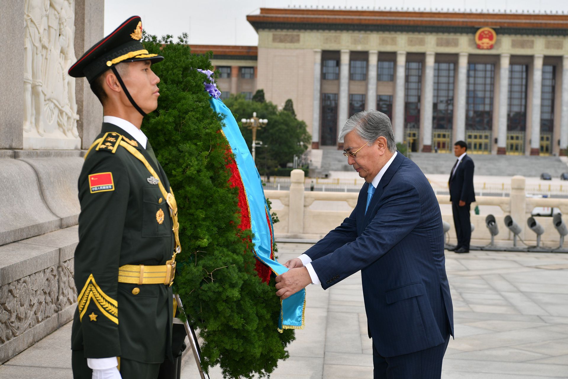 2019年9月12日，哈萨克斯坦总统托卡耶夫前往北京天安门广场，向人民英雄纪念碑献花圈。（新华社）