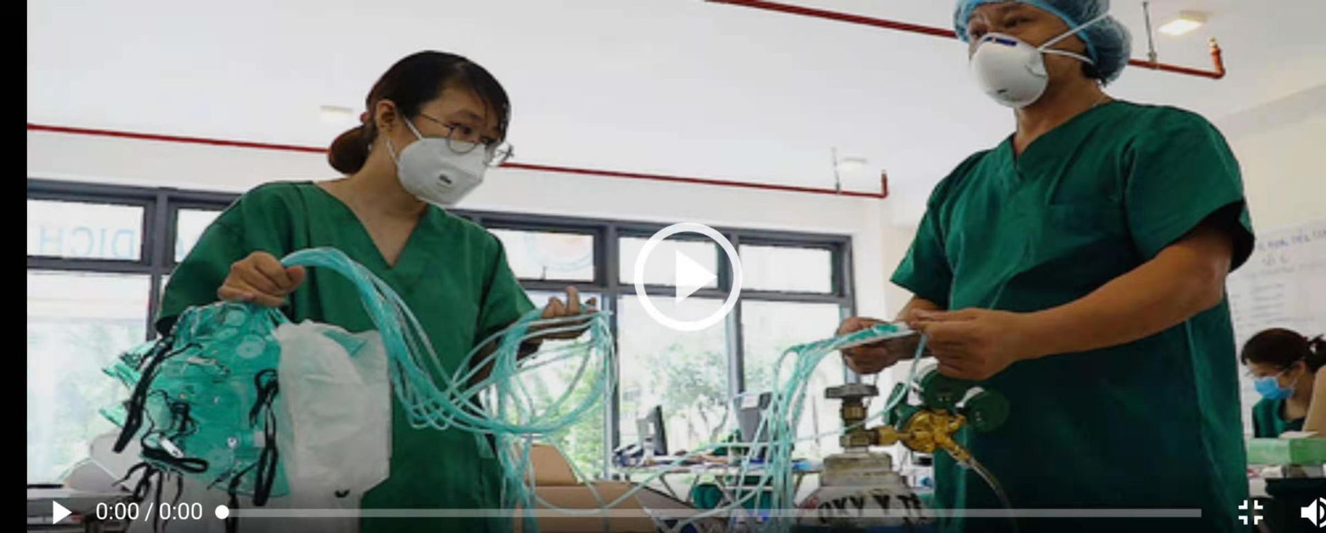 图中所示场所为胡志明市第六野战医院(即越南集中收治新冠患者的临时医院),图中医生为病人准备氧气时已尝试用一个气瓶给多名患者供氧。这种山穷水尽的局面令人联想到了印度的情况。(越南快报网页截图) 图中所示场所为胡志明市第六野战医院(即越南集中收治新冠患者的临时医院),图中医生为病人准备氧气时已尝试用一个气瓶给多名患者供氧。这种山穷水尽的局面令人联想到了印度的情况。(越南快报网页截图)