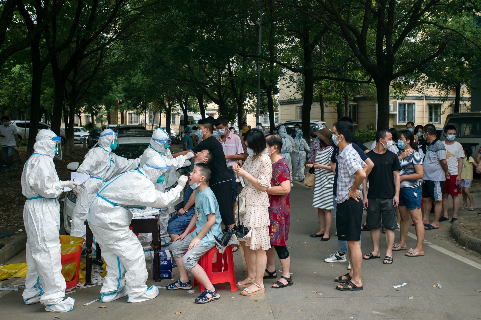 8月3日，在中国新一轮新冠疫情中，武汉市民排队进行核酸检测。（AP）