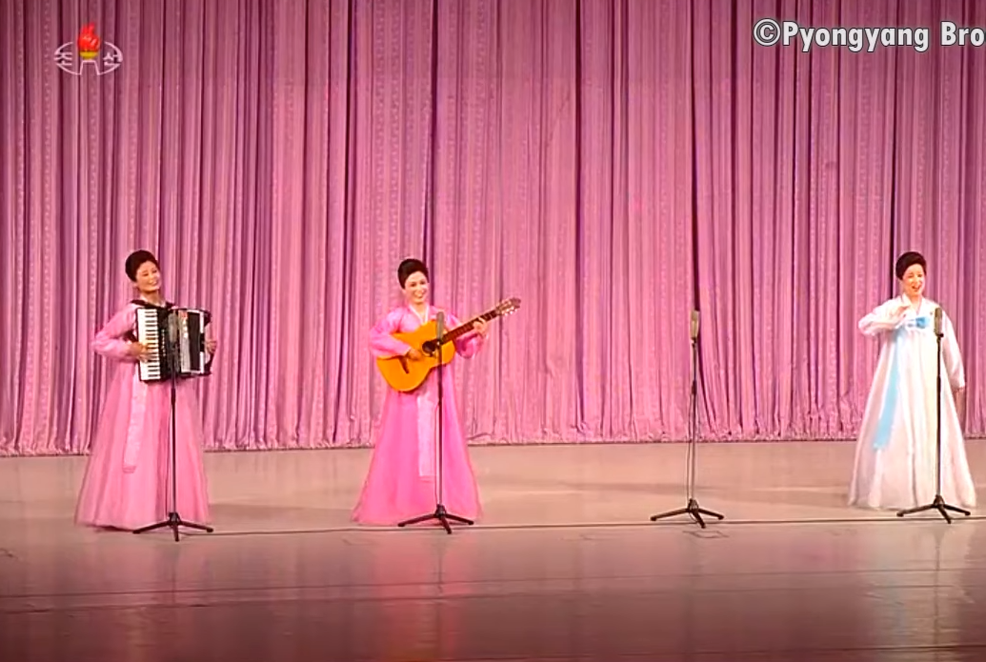 朝鲜人民军军属文艺小组进行诗朗诵弹唱、独唱和重唱等。（朝鲜中央电视台视频截图）