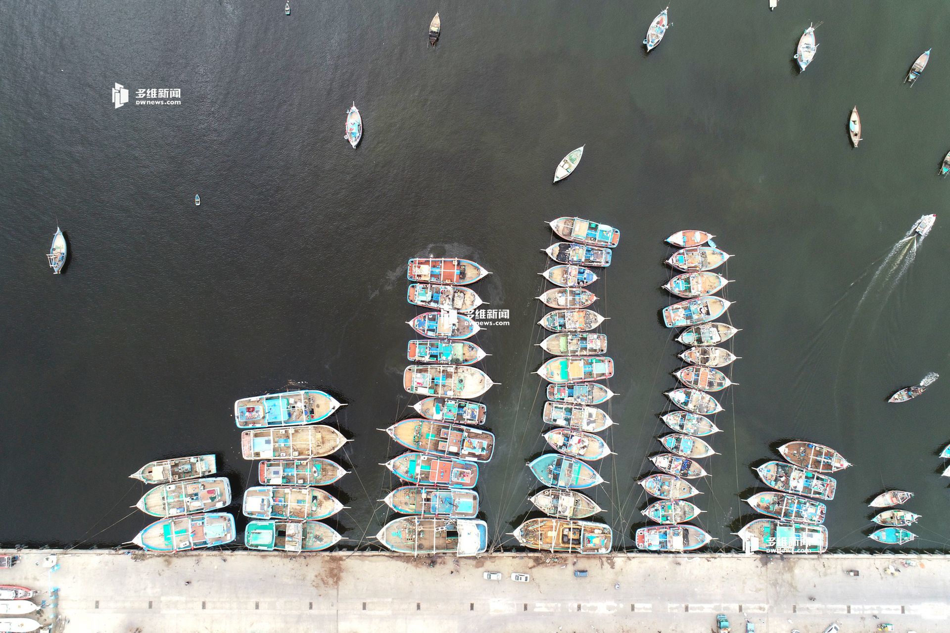 巴基斯坦当地的渔船多为手工制作的木船。