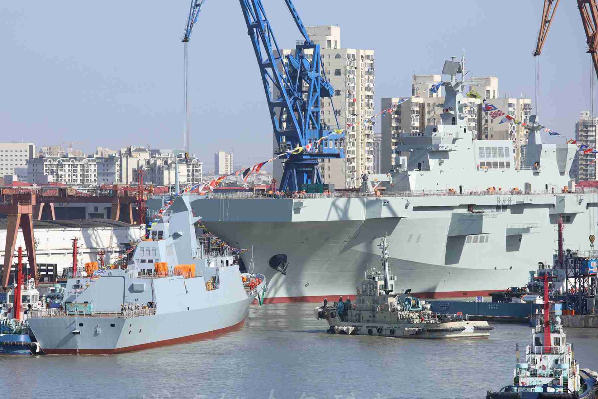 作为中国设计的大型两栖登陆作战舰艇，075拥有巨大的船舱，能够运输大量的两栖登陆作战武器。（微博@燃烧的哈尔科夫 ）