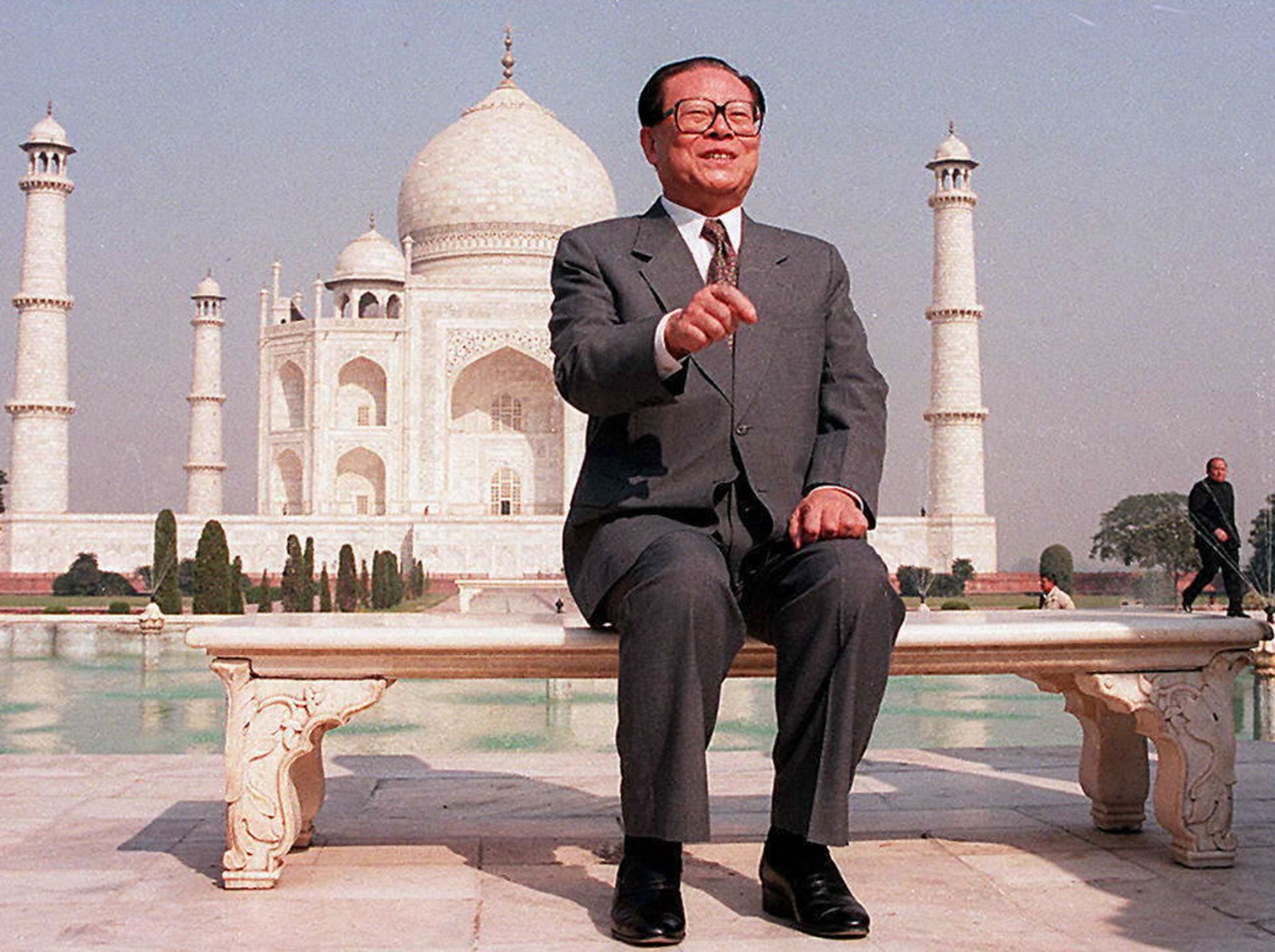 1996年11月30日，江泽民访印期间在印度知名度最高的古迹泰姬陵前留影。（法新社）