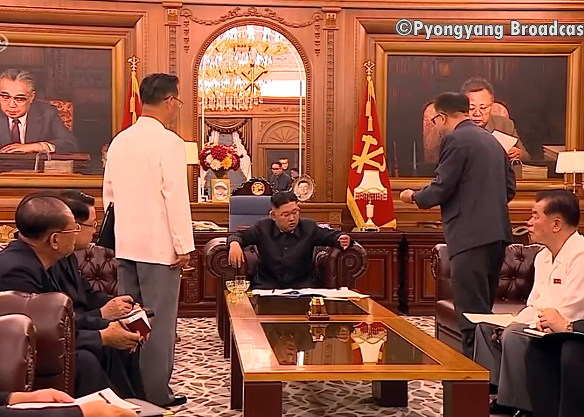 朝鲜中央党委和各地党委负责干部会议现场，金正恩与参加人员讨论。（朝鲜中央电视台视频截图）