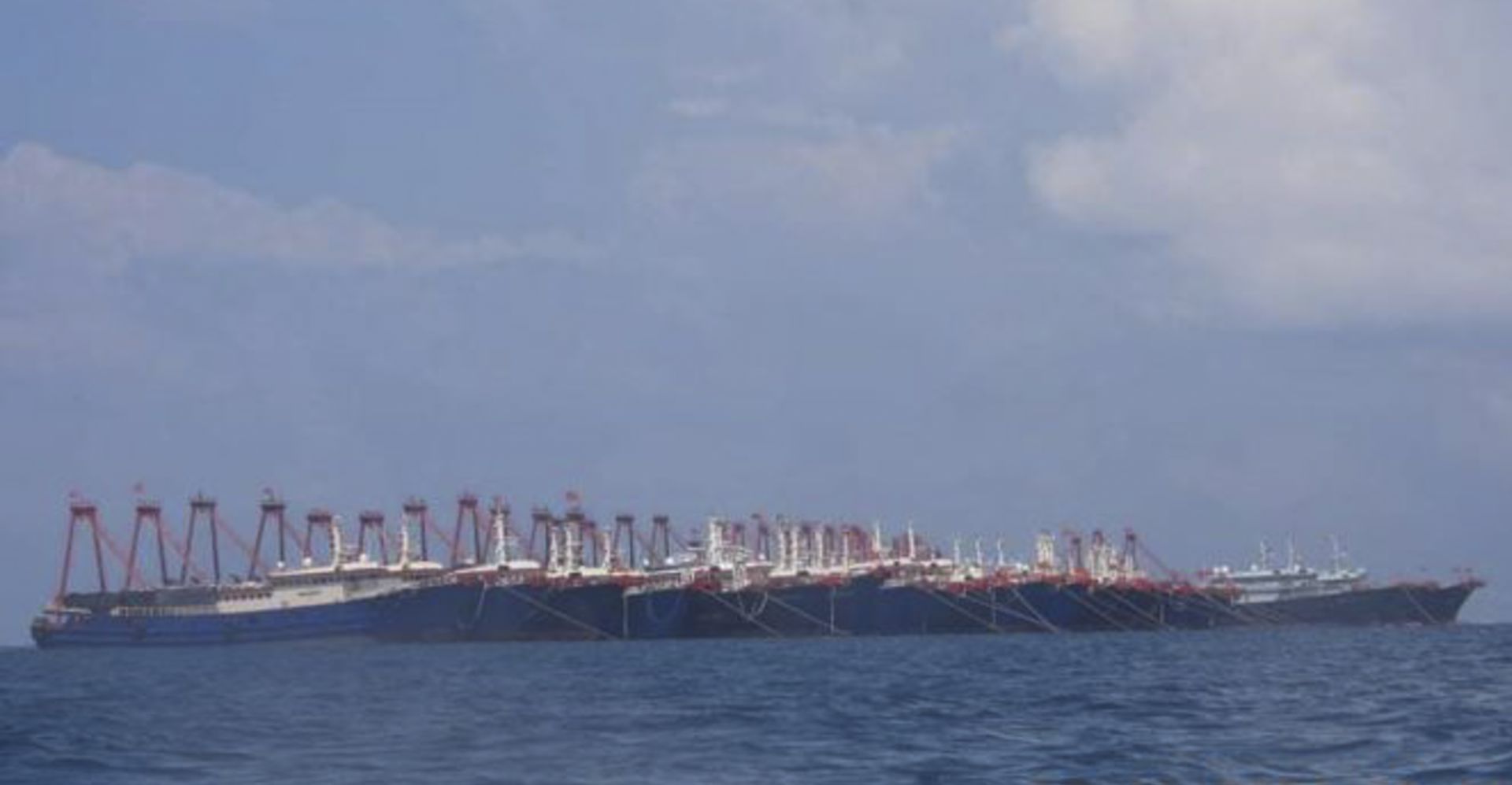 2021年3月21日，菲律宾政府发布观测到220艘中国船只进入牛轭礁周边海域照片。（AP）