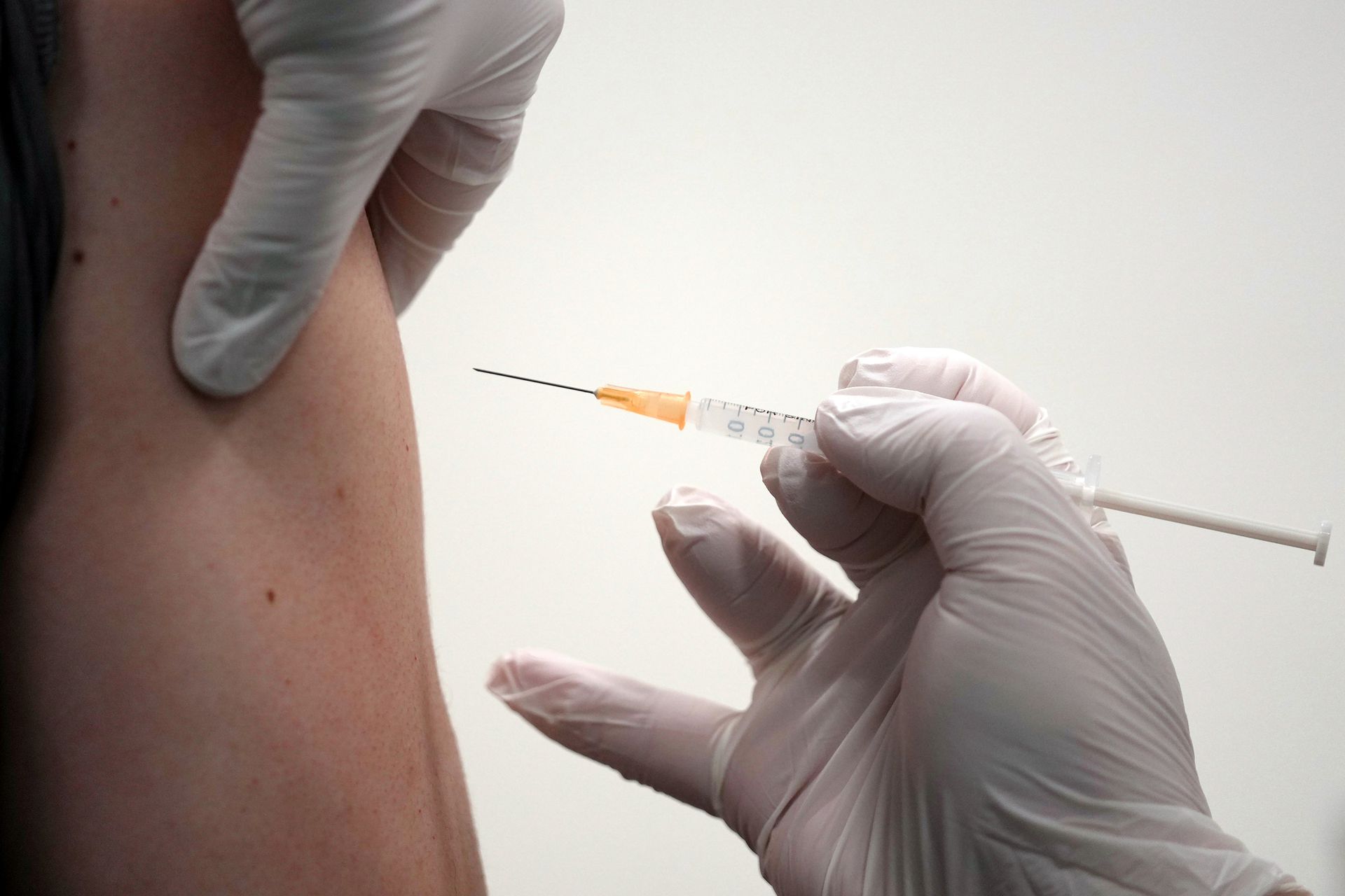 辉瑞CEO：若每年注射一次疫苗　正常生活有望在一年内恢复