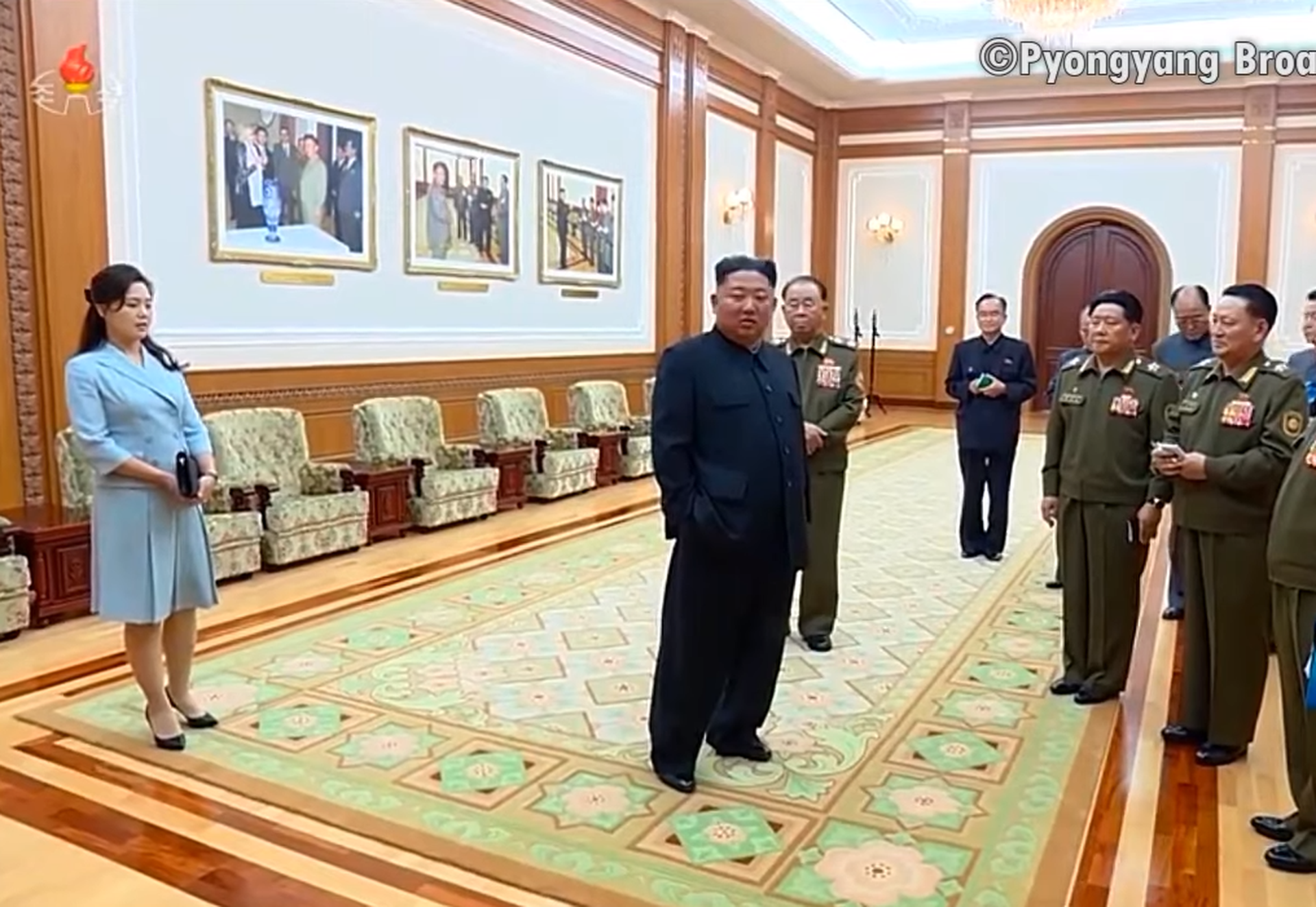 2021年5月5日，朝鲜领导人金正恩与夫人李雪主会见朝鲜官员后准备离开。（朝鲜中央电视台视频截图）