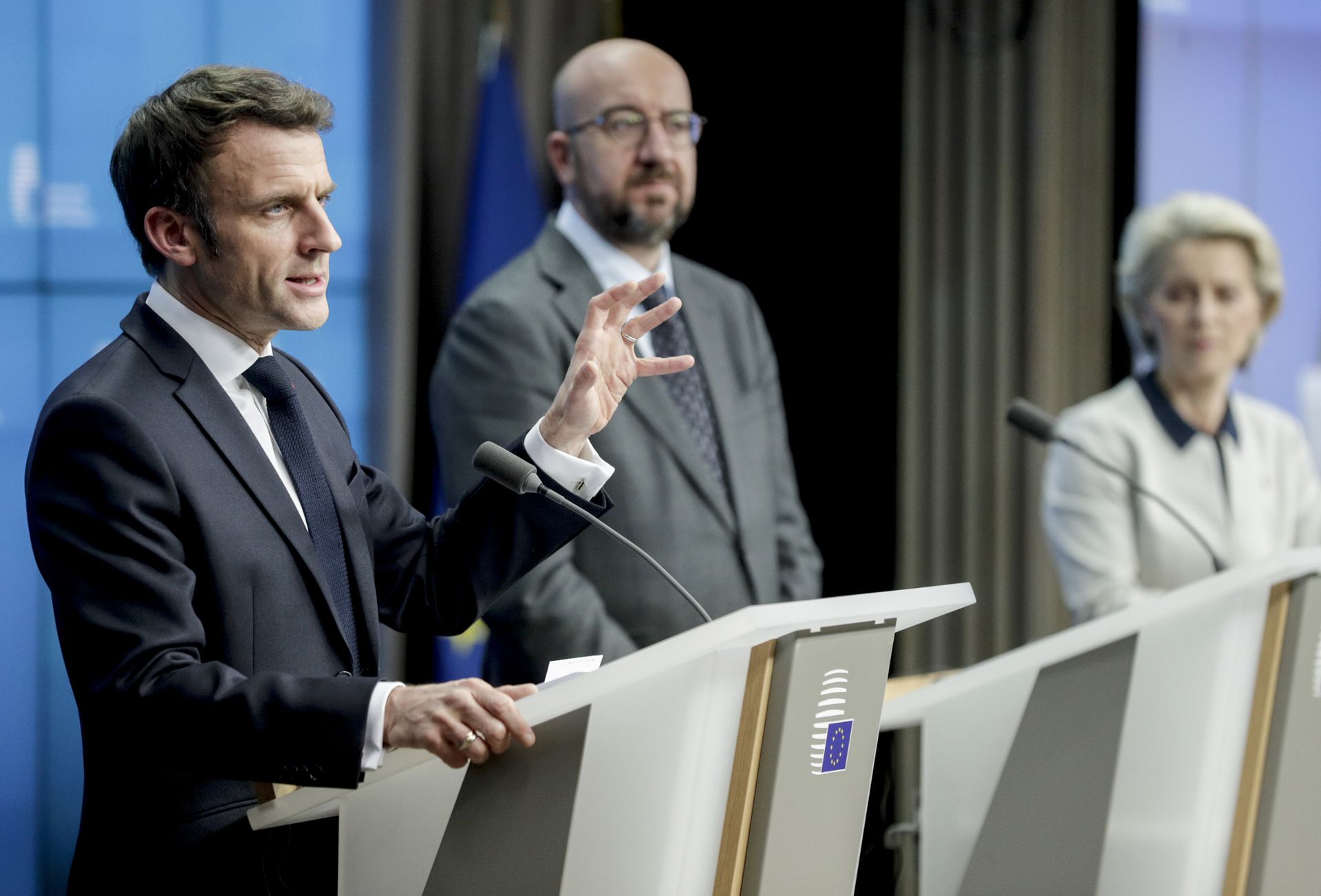 欧美联合制裁俄罗斯，对俄罗斯经济带来严重不利影响。图为法国总统于2022年2月25日，在布鲁塞尔举行的欧盟乌克兰问题特别峰会后的媒体会议上发表讲话。(美联社)