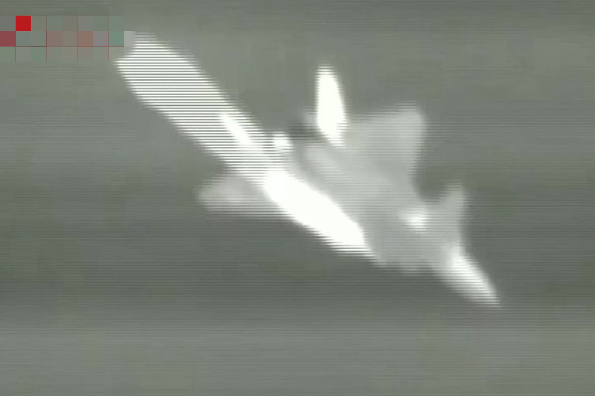 歼-20最新训练视频。图为歼-20疑似发射空空导弹的红外镜头。（中国央视军事截图）