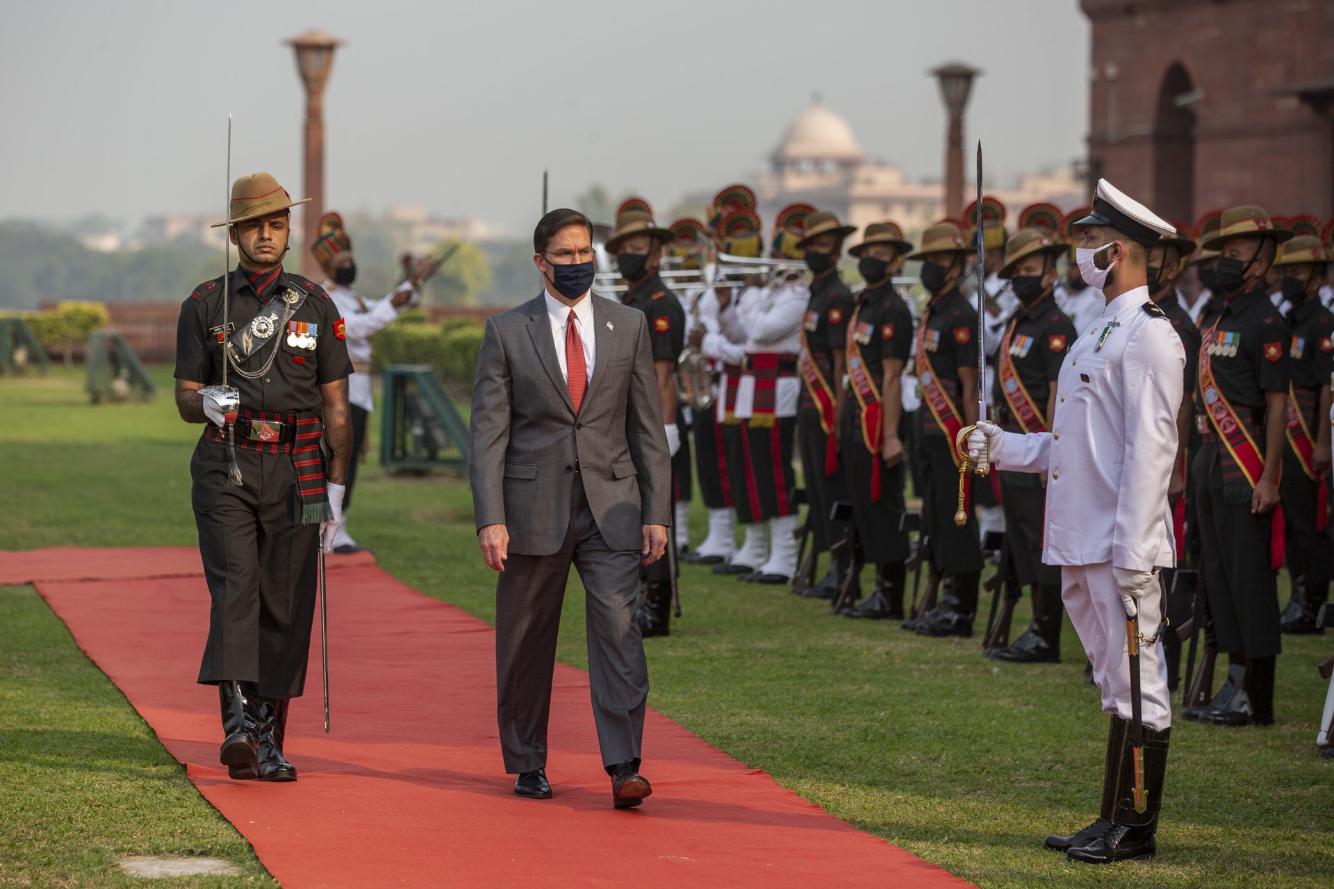 2020年10月26日，在印度新德里国防部举行的欢迎仪式上，埃斯珀检阅联合仪仗队。（AP）