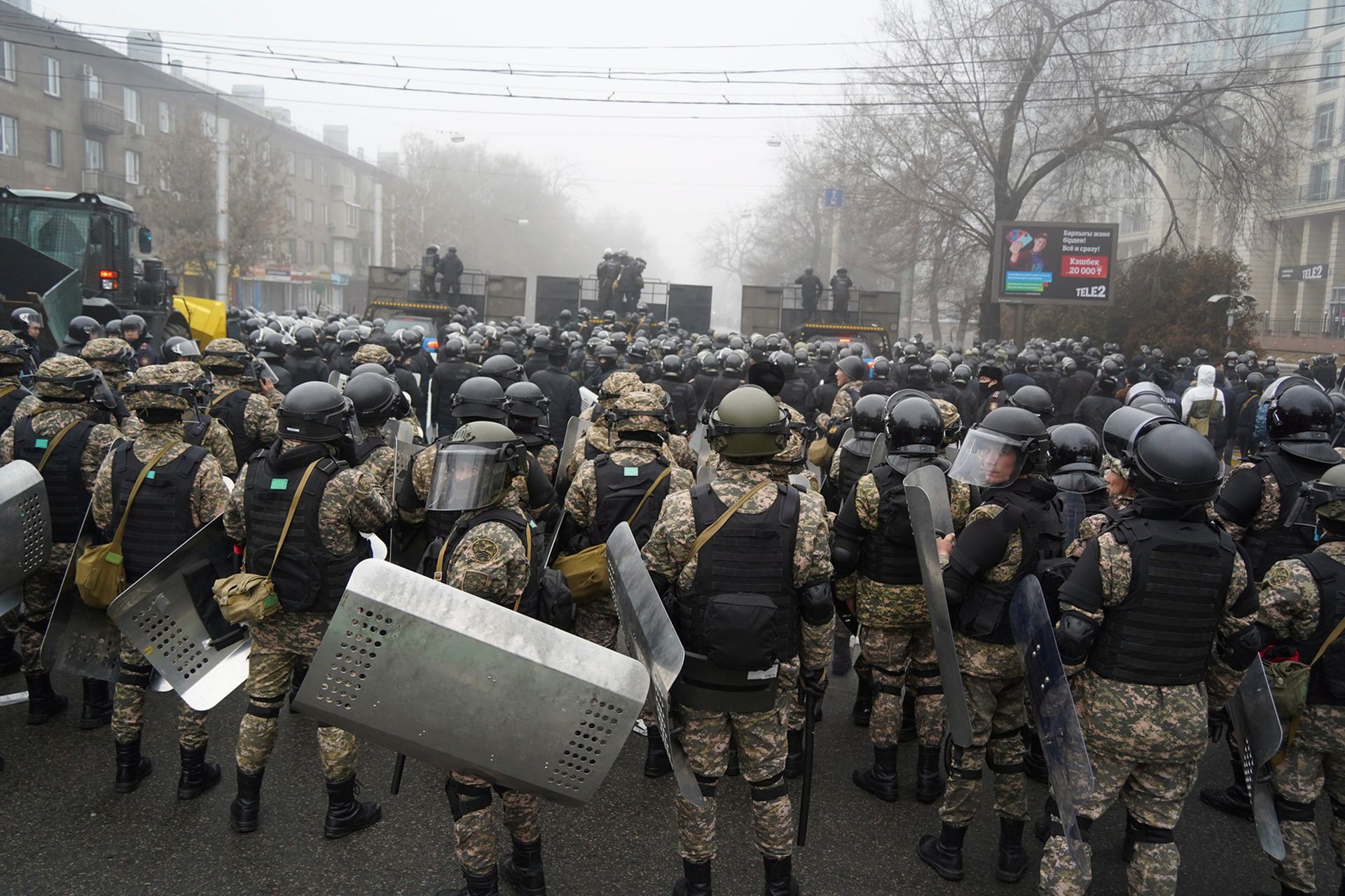 哈萨克斯坦安全部队出动，应对民众的大规模抗议。（AP）