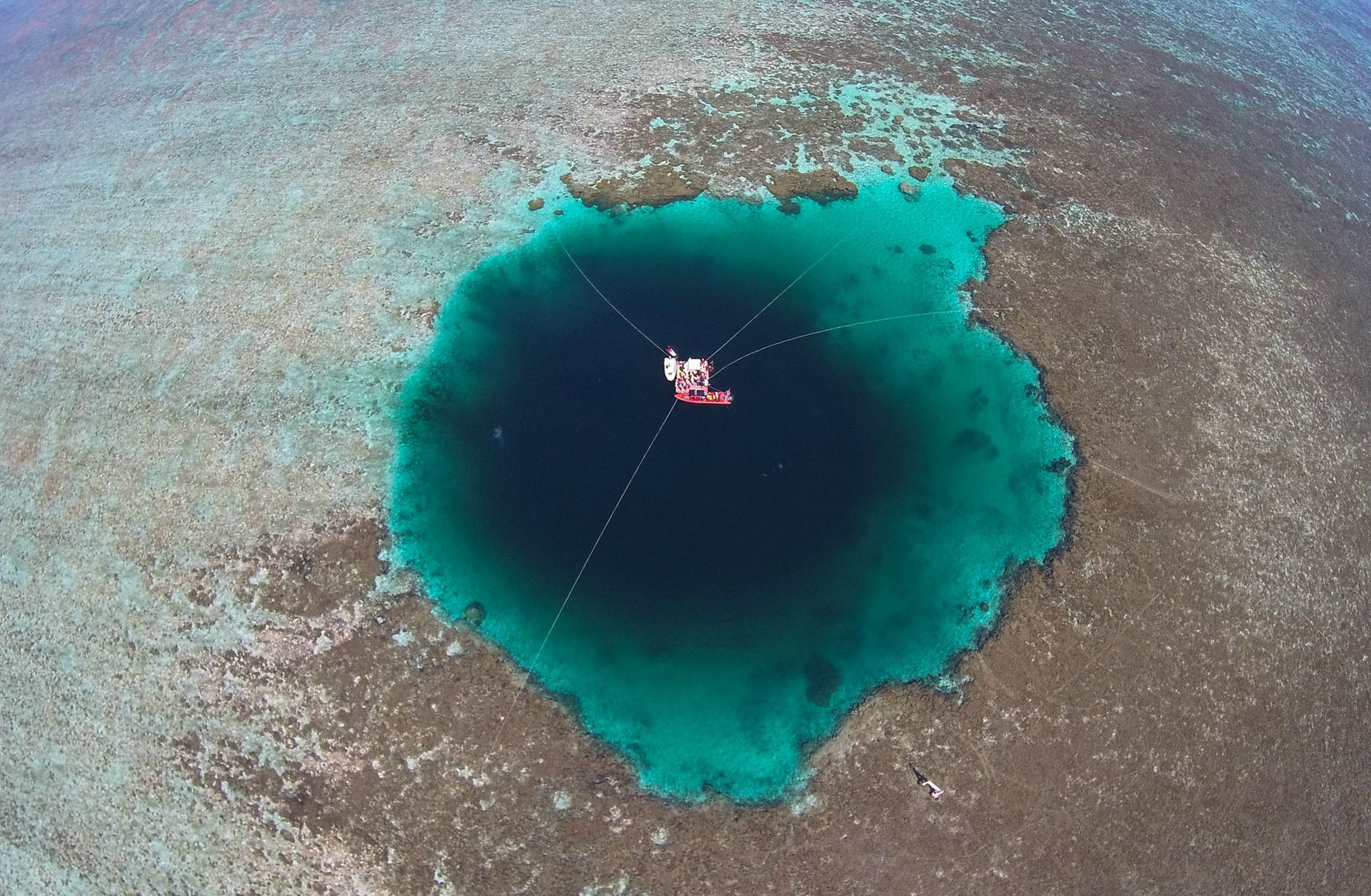 2016年7月24日，中国三沙市政府正式命名西沙群岛永乐环礁的海洋蓝洞为“三沙永乐龙洞”（Sansha Yongle Blue Hole），其被证实为世界已知最深的海洋蓝洞。（视觉中国）
