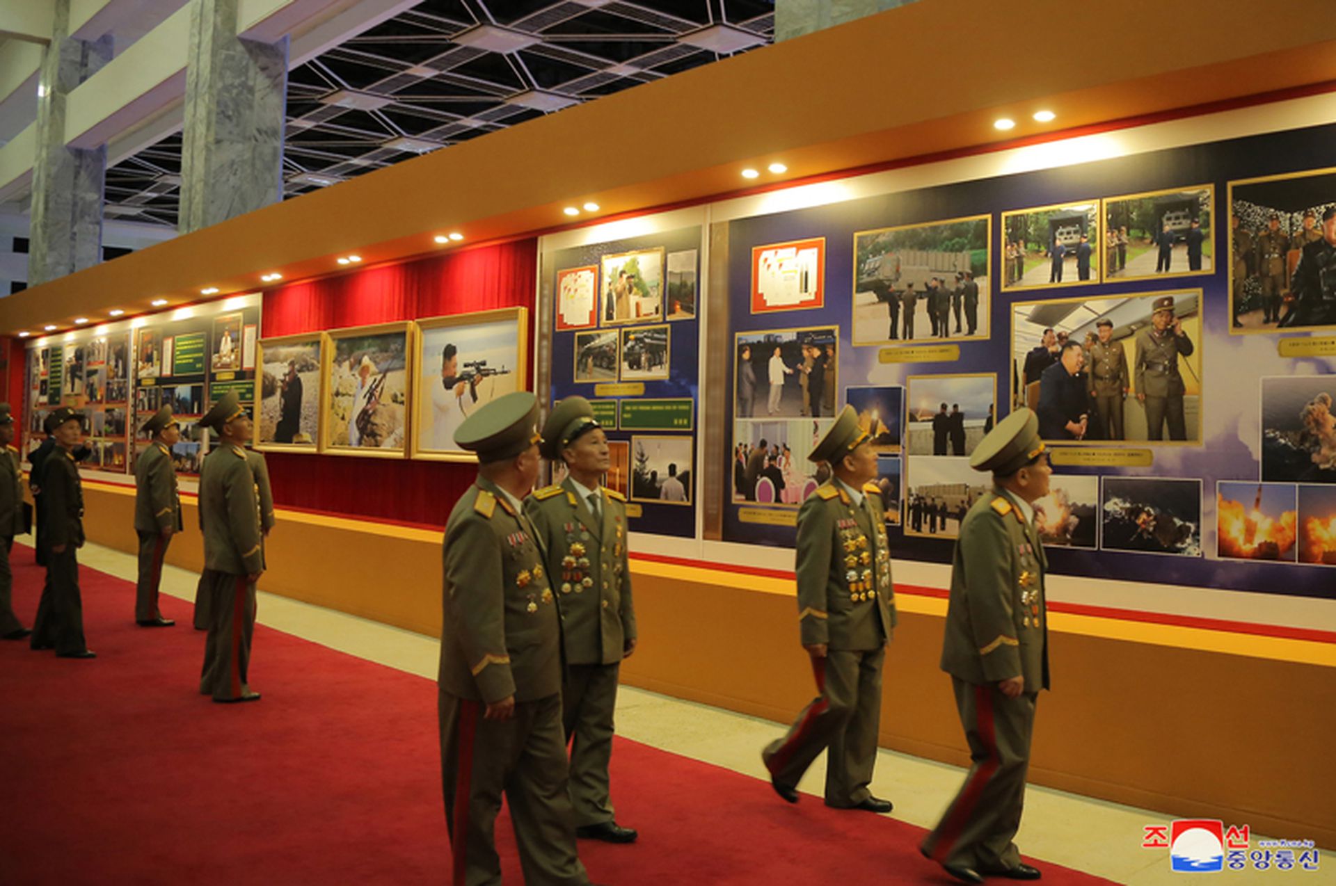 2021年10月12日，朝鲜官方公开朝鲜领导人金正恩参加庆祝劳动党建党76周年的国防发展展览会视频画面。 （朝中社）
