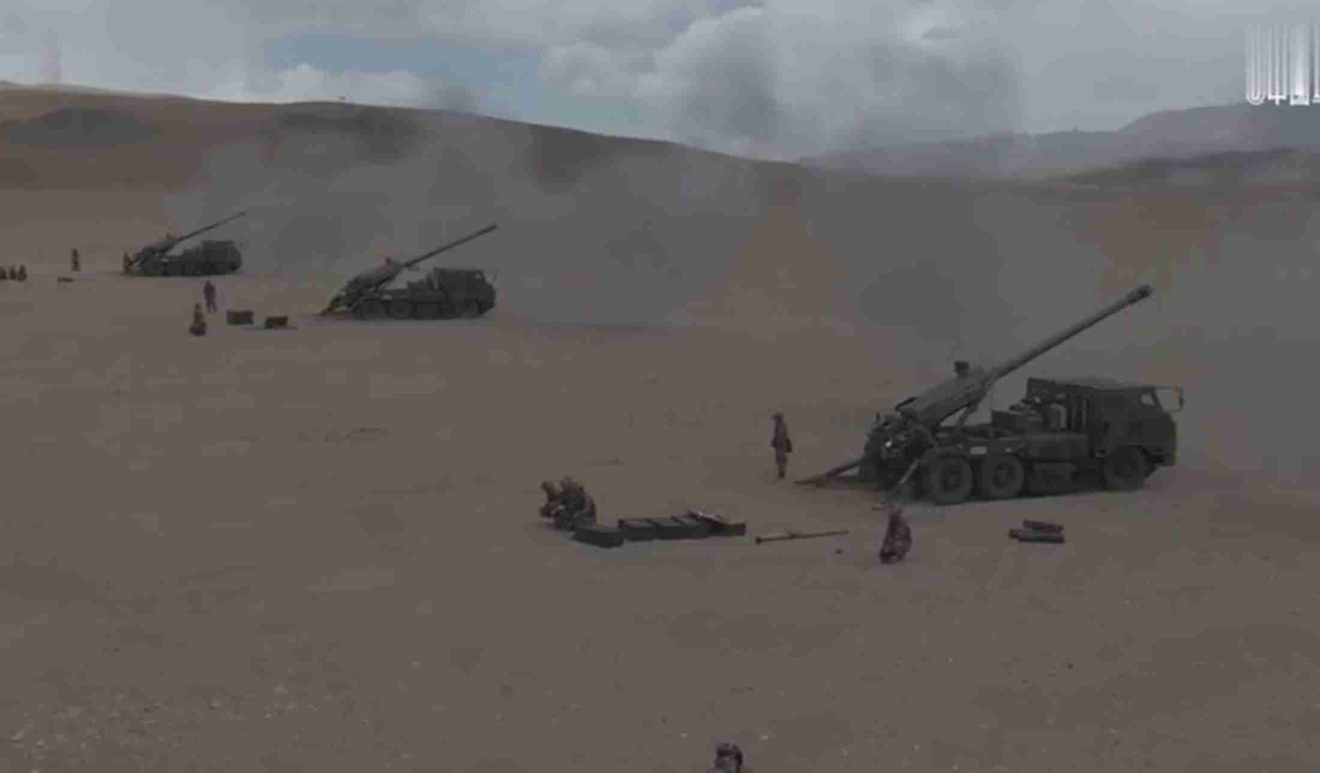 西藏军区某炮兵旅组织新型车载加榴炮分队多轮实弹射击。（微博@中国军视网）