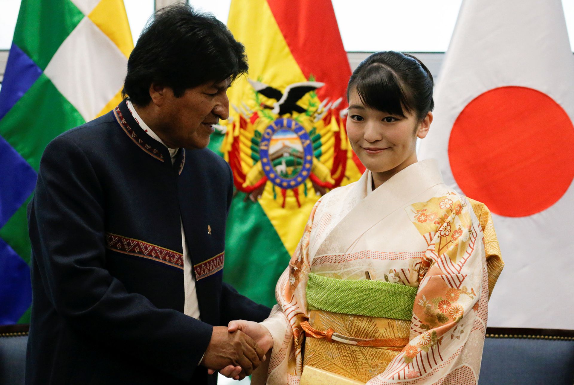 2019年7月15日，在玻利维亚拉巴斯，日本真子和玻利维亚时任统莫拉莱斯在总统府邸握手。（AP）