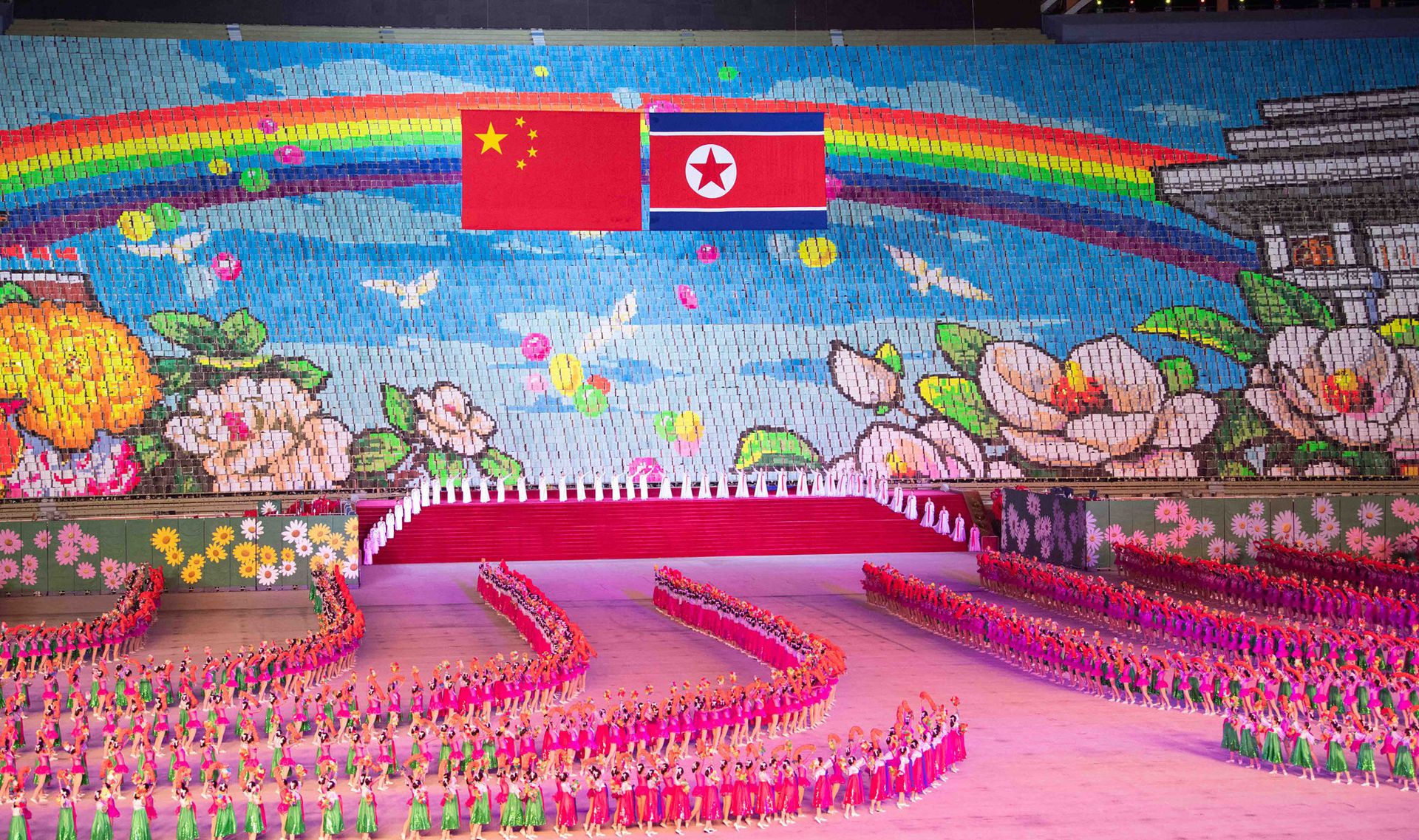 2019年6月20日，朝鲜举行大型团体操和艺术演出欢迎习近平夫妇。（新华社）