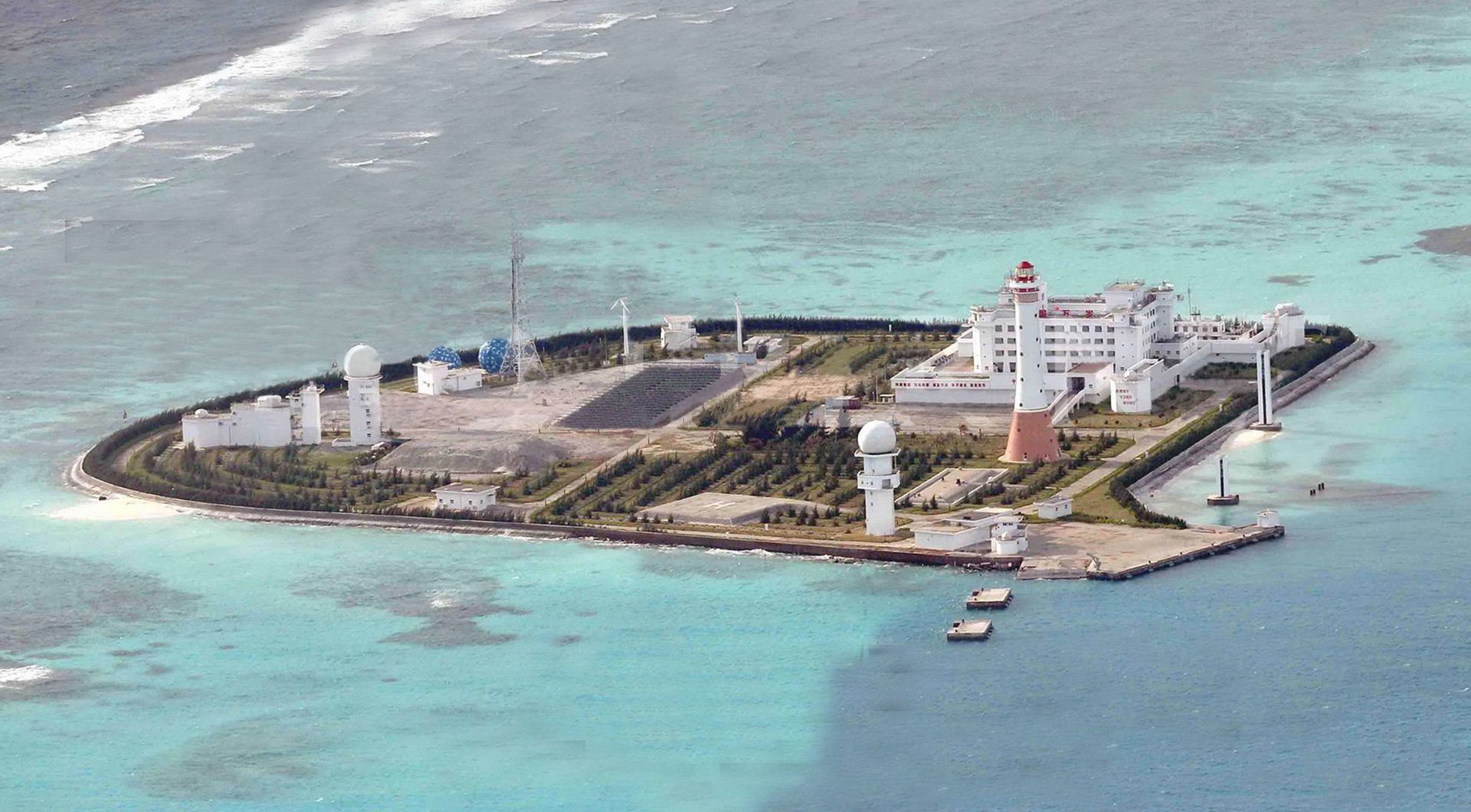 中国近年来在南沙群岛修建大批军事设施。图为中国人工岛礁赤瓜岛。（南海研究论坛）