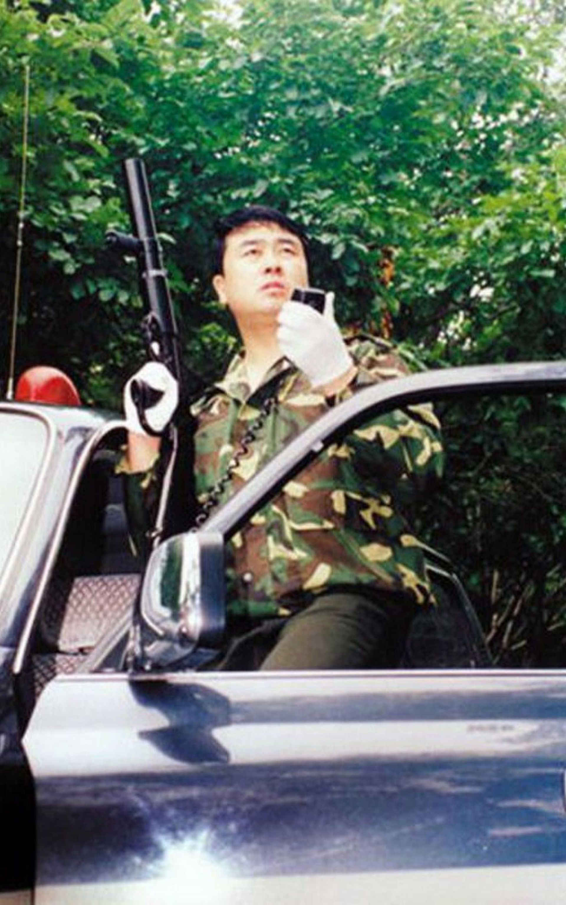 网络里传出的许多王立军警装照均为PS,前述工作人员解释说王立军对於自己的照片特别在意,希望尽善尽美。(Twitter@knowledgeishigh)
