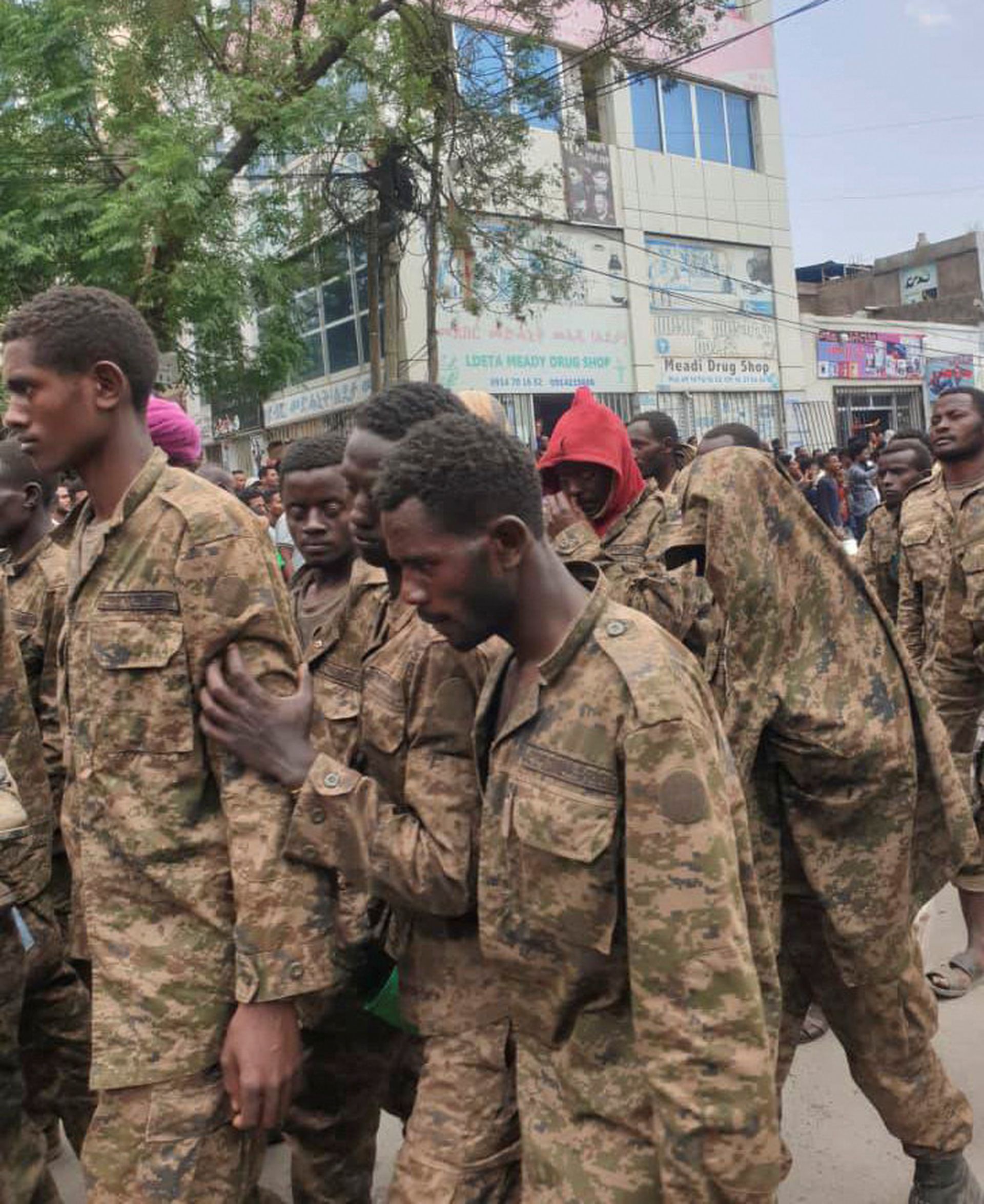 在7月初，埃塞俄比亚政府军在提格雷方面从6月开始的攻势中大败，后者宣称已俘获至少七千人。（路透社）