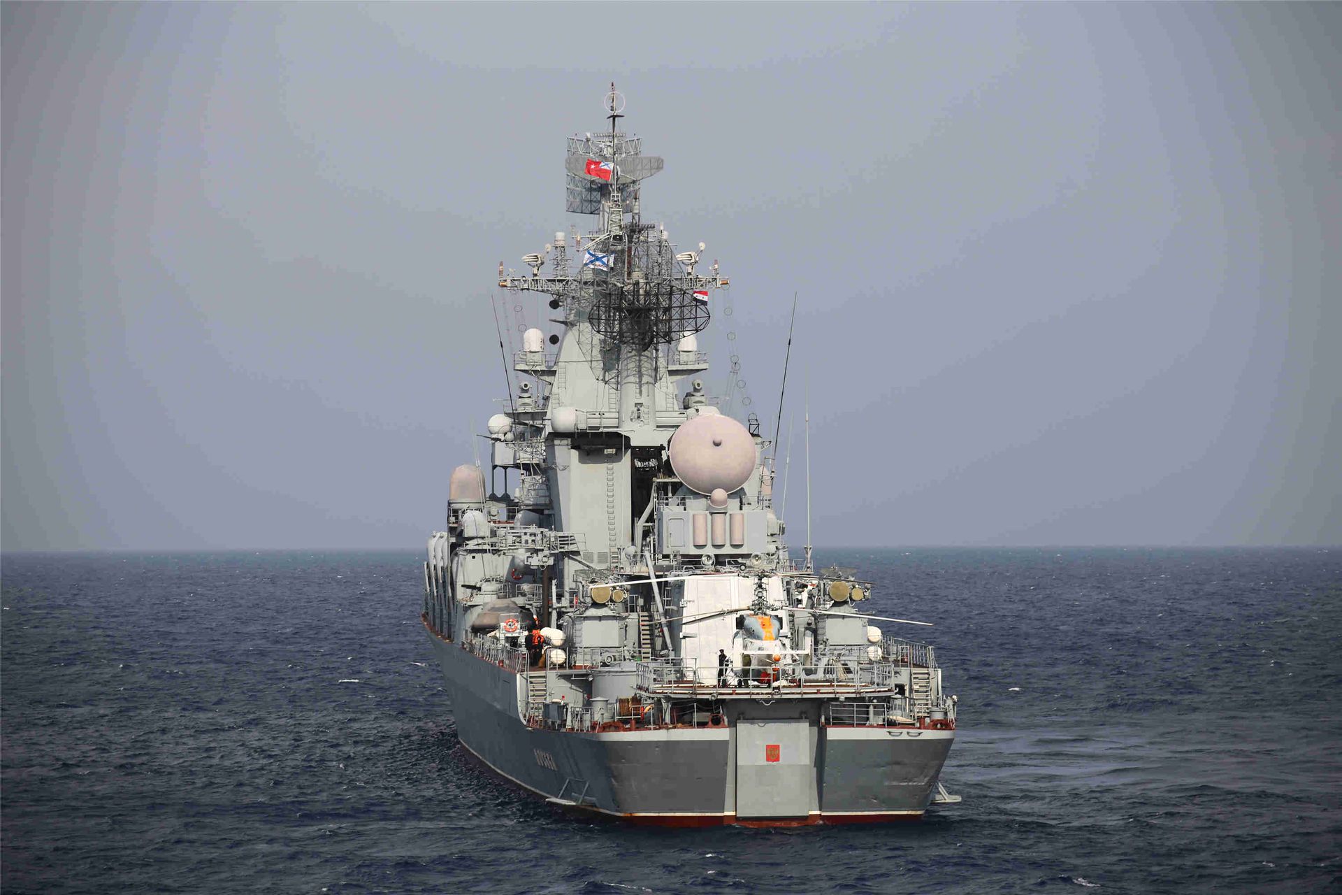 2015年12月17日，在叙利亚拉塔基亚省塔尔图斯港附近拍摄的俄罗斯黑海舰队旗舰“莫斯科号”导弹巡洋舰。（新华社）