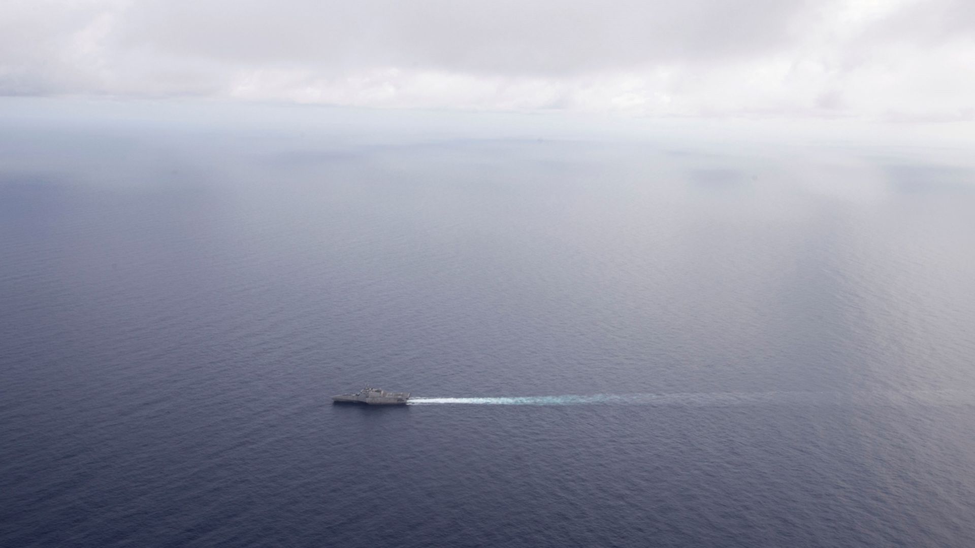 2020年7月2日，美国太平洋舰队发布“吉福兹”号（USS Gabrielle Giffords）濒海战斗舰于6月30日和7月1日连续两天在南海开展航行活动画面。（Twitter@USPacificFleet）