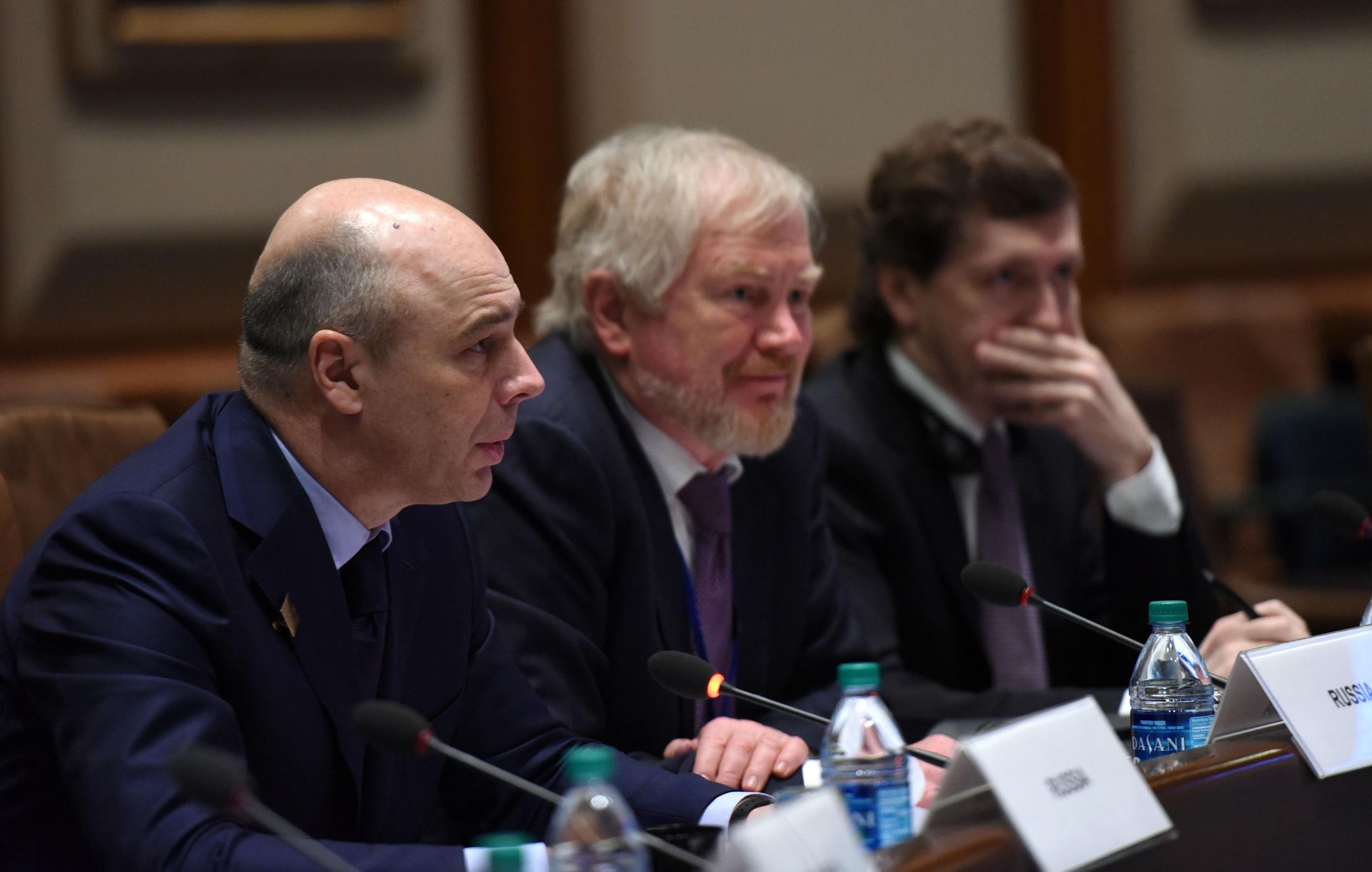 2016年4月14日，在美国首都华盛顿，俄罗斯财政部长西卢安诺夫（左）出席金砖国家开发银行（金砖银行）理事会会议。（新华社）