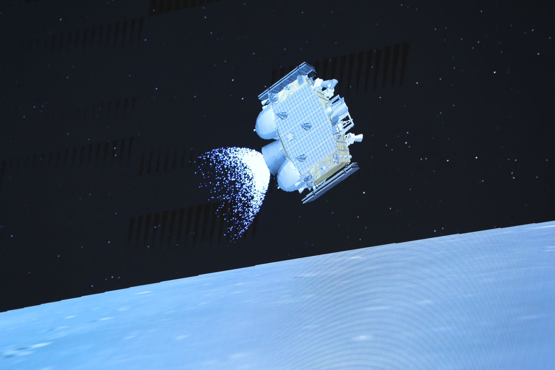 2020年12月3日，在北京航天飞行控制中心拍摄的嫦娥五号上升器飞行过程。（新华社）