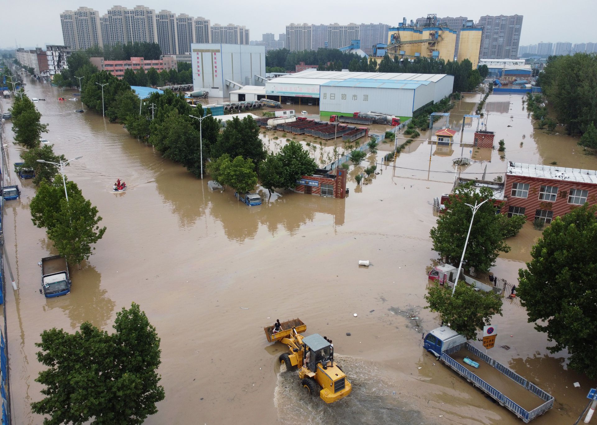 暴雨来袭 宜昌城区300多人紧急出动应急处置