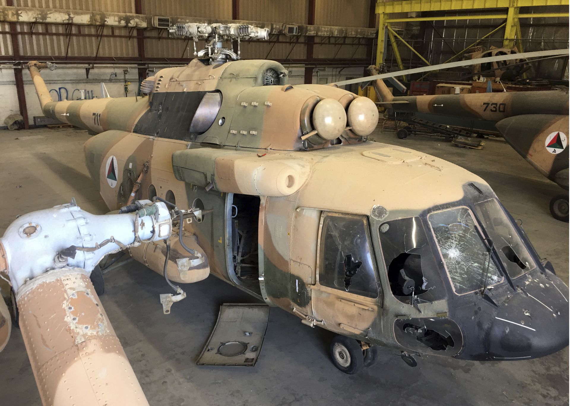 2021年9月5日，阿富汗首都喀布尔机场内，被毁坏的军用直升机。（AP）