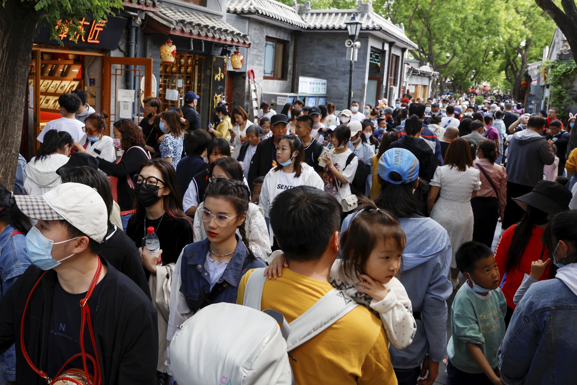 北京南锣鼓巷挤满了前来旅游的民众。（Reuters）