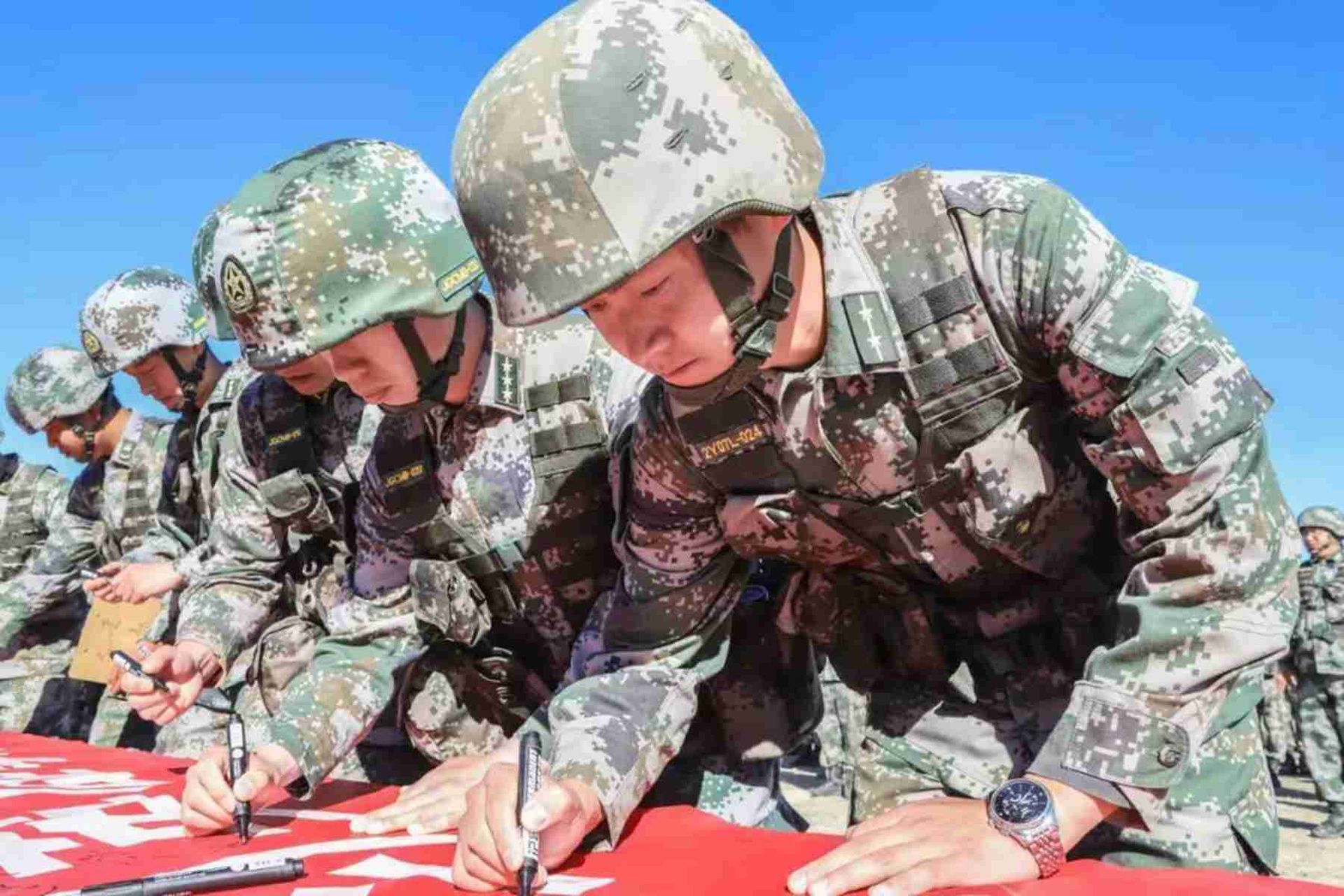 解放军官兵在纪念活动中签名。（微信@喀喇昆仑卫士）