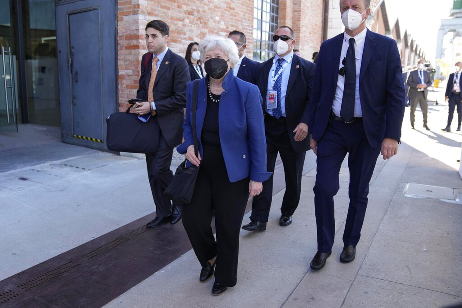 2021年7月9日，美国财政部长耶伦（中）抵达意大利威尼斯参加G20财政部长和央行行长会议。（AP）