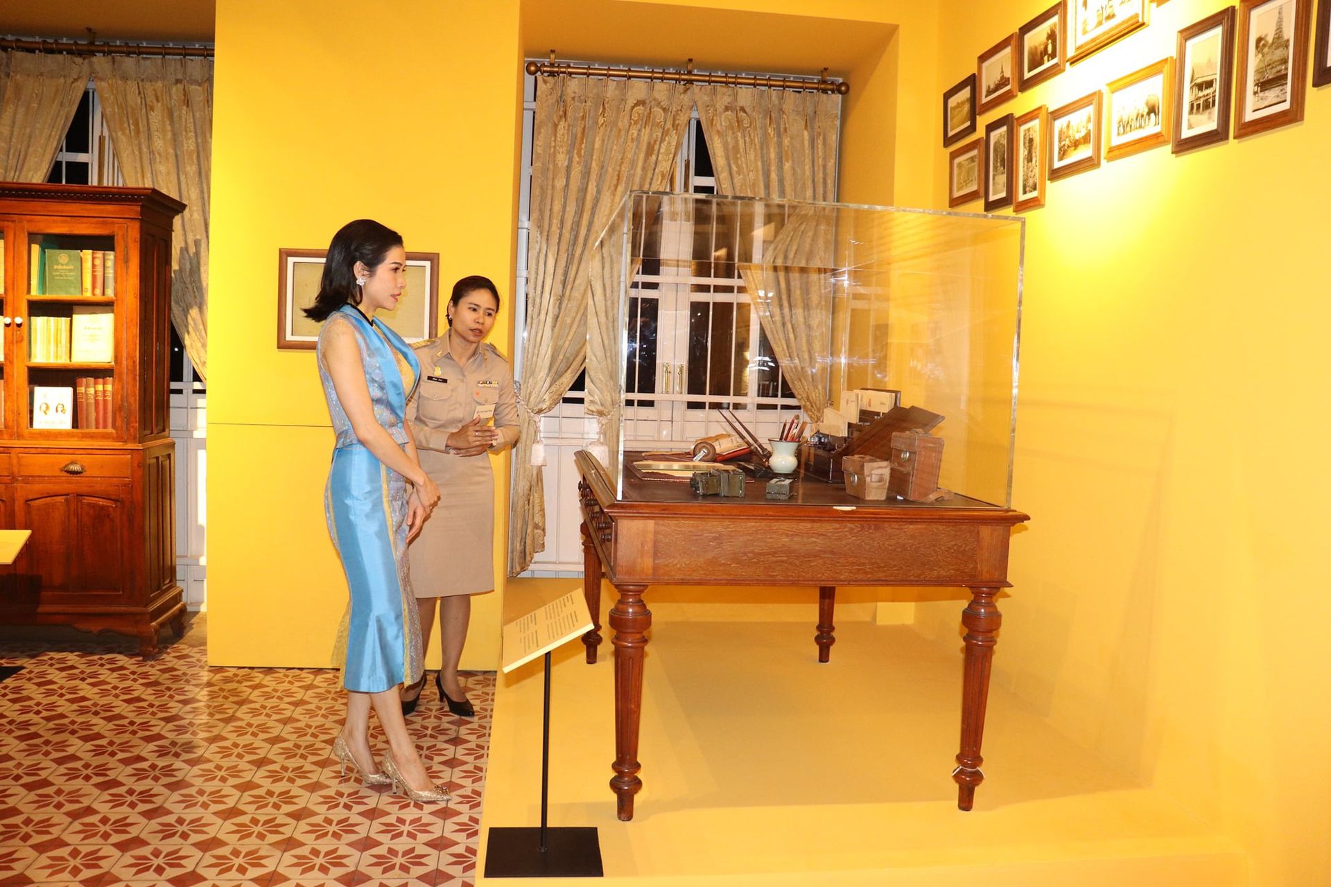 2020年11月24日,诗妮娜王妃参观泰国国家博物馆。(Twitter@Royal World Thailand)