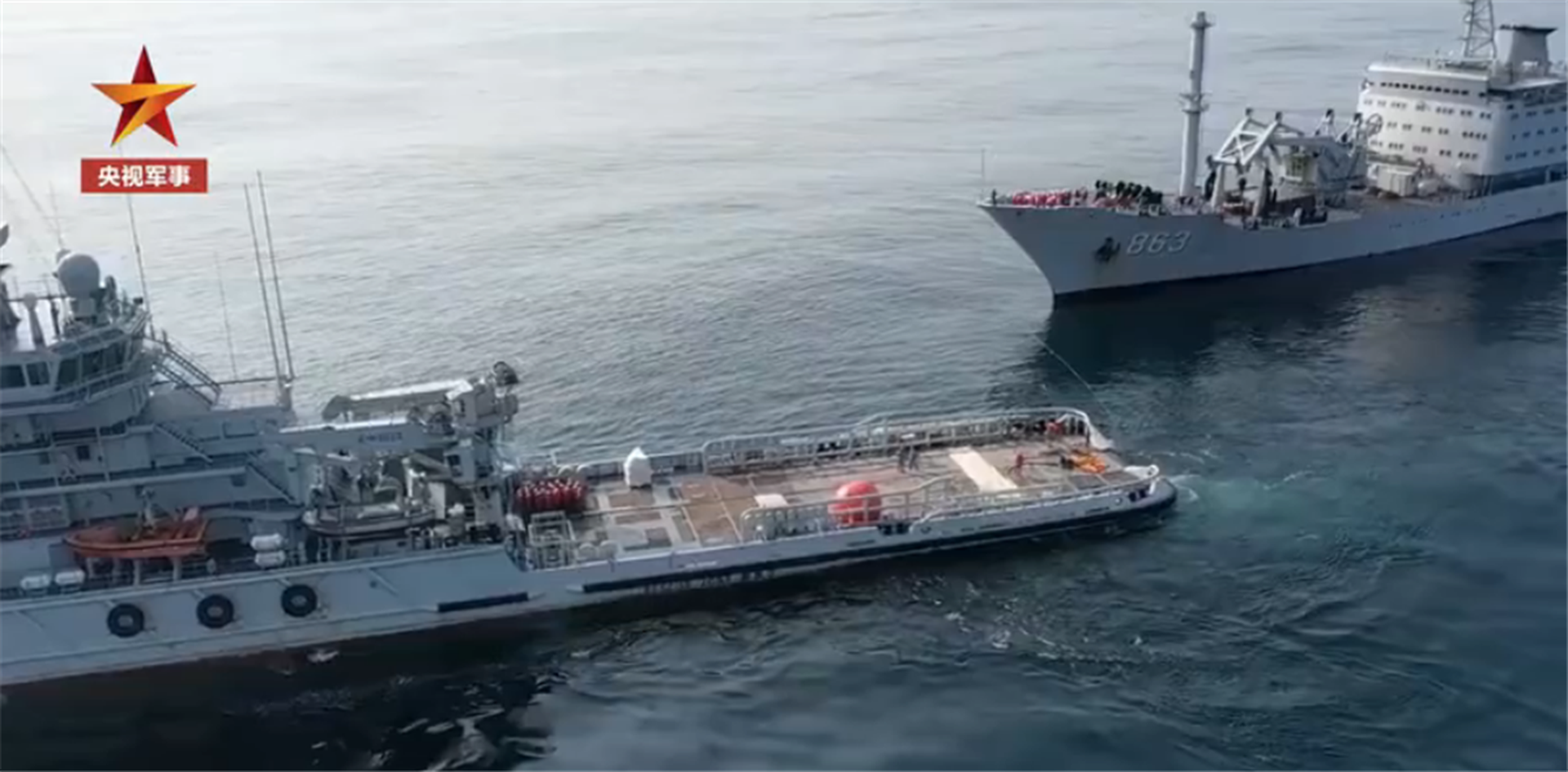 解放军南部战区赴南海开展海上搜救模拟训练，解放军出动多艘新型拖船。（中国央视军事视频截图）