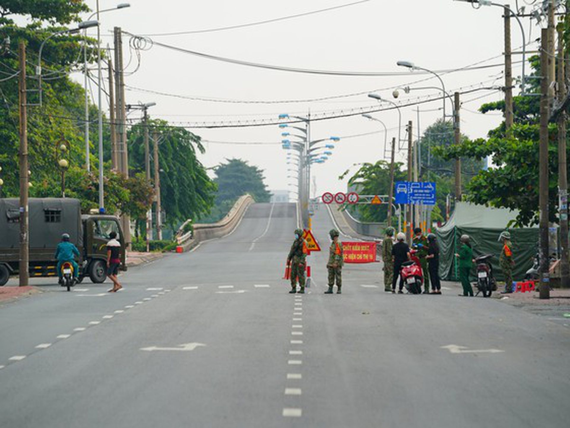 目前，入城部队已控制了胡志明市多条主干道，图中为乂静苏维埃街，此地联通越南13号国道，是进出胡志明市的要道。（越南西贡解放日报网页截图）