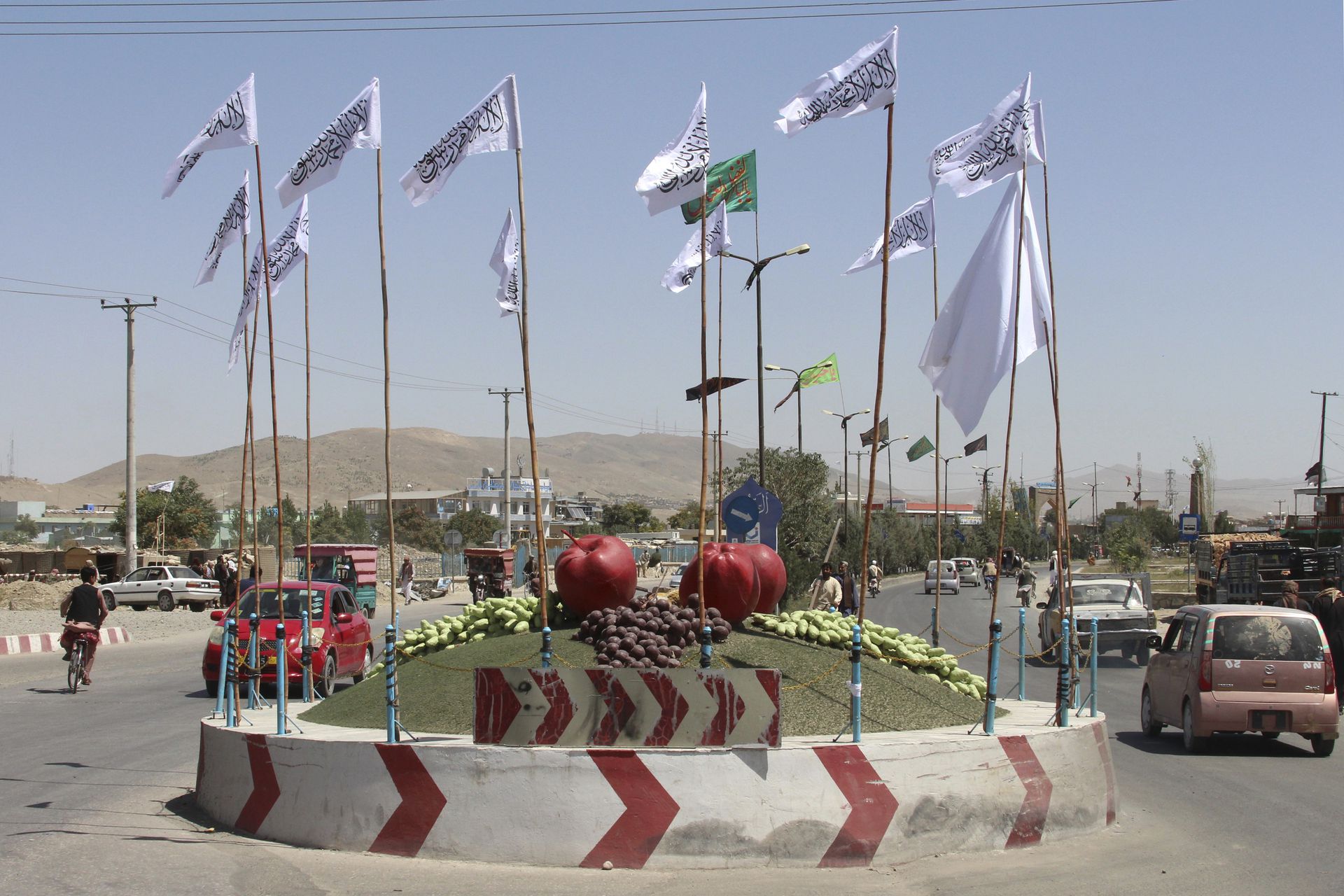 2021年8月14日，塔利班武装旗帜在阿富汗喀布尔西南部加兹尼市的一个广场上飘扬。（AP）