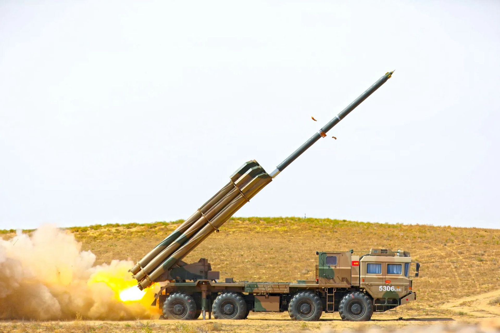 PHL-03式远程火箭炮安装有12根发射管，能在38秒内完成12管火箭弹的齐射攻击。（中国军视网）