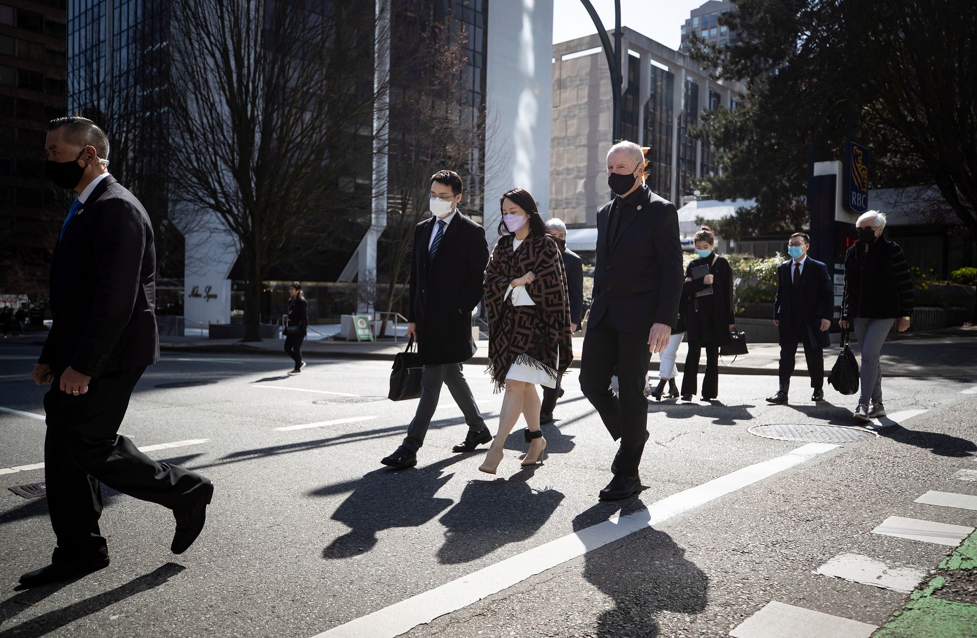 2021年3月31日,孟晚舟在加拿大不列颠哥伦比亚省高等法院举行的引渡听证会休息结束后,返回该法院。(AP)