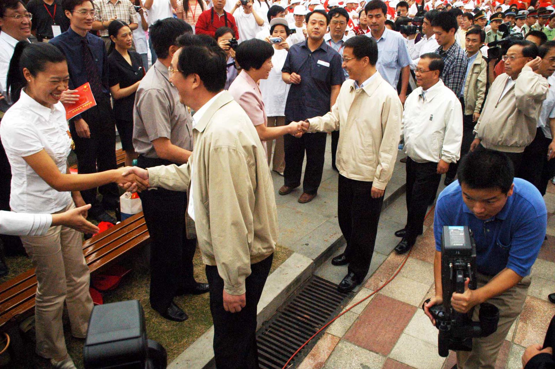 2004年10月1日，上海市市委书记陈良宇、市长韩正等人一起参加“上海国庆大型游园”。（VCG）