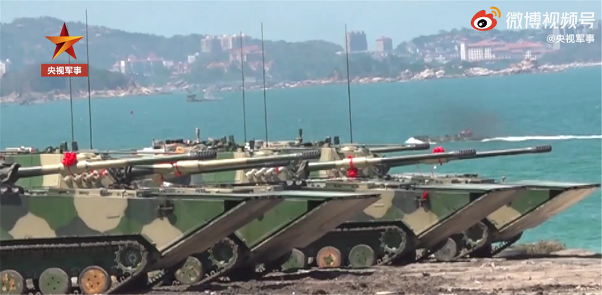 解放军两栖装甲队。（中国央视截图）