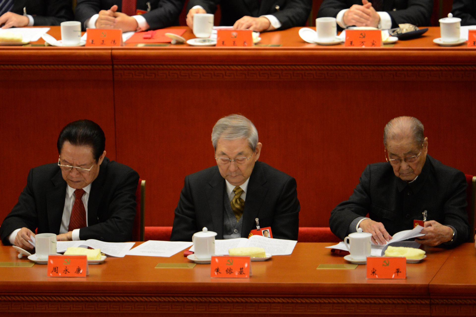 2012年11月4日，（左起至右）原中共中央政法委书记周永康，前中国国务院总理朱镕基和前中共中央政治局常委宋平在北京人民大会堂出席中国共产党第十八次全国代表大会。（AP）