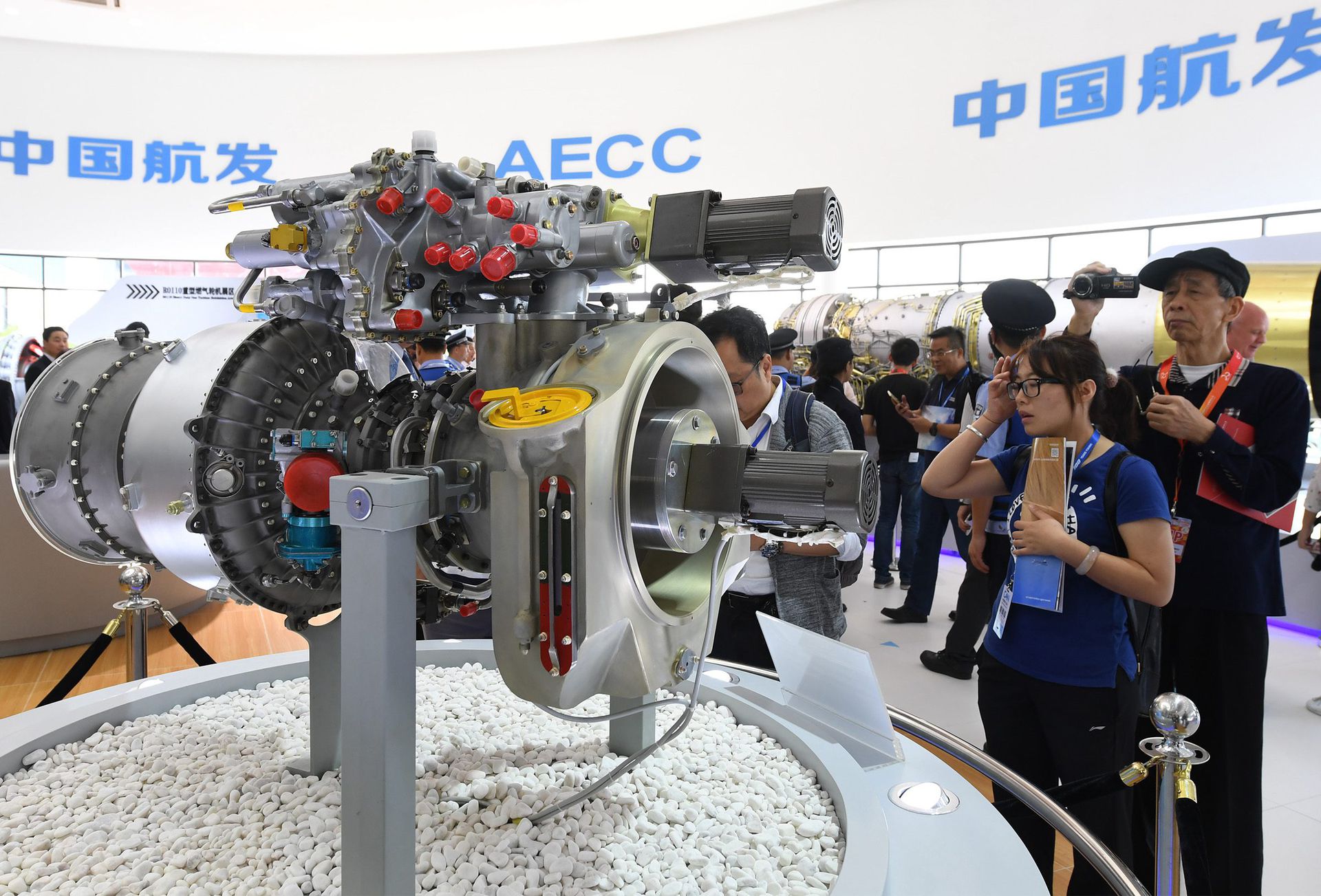 2016年11月2日，第十一届中国国际航空航天博览会在珠海举行，中国第一型完全自主研制、并拥有自主知识产权的先进涡轴“玉龙”发动机实物参展亮相。（新华社）