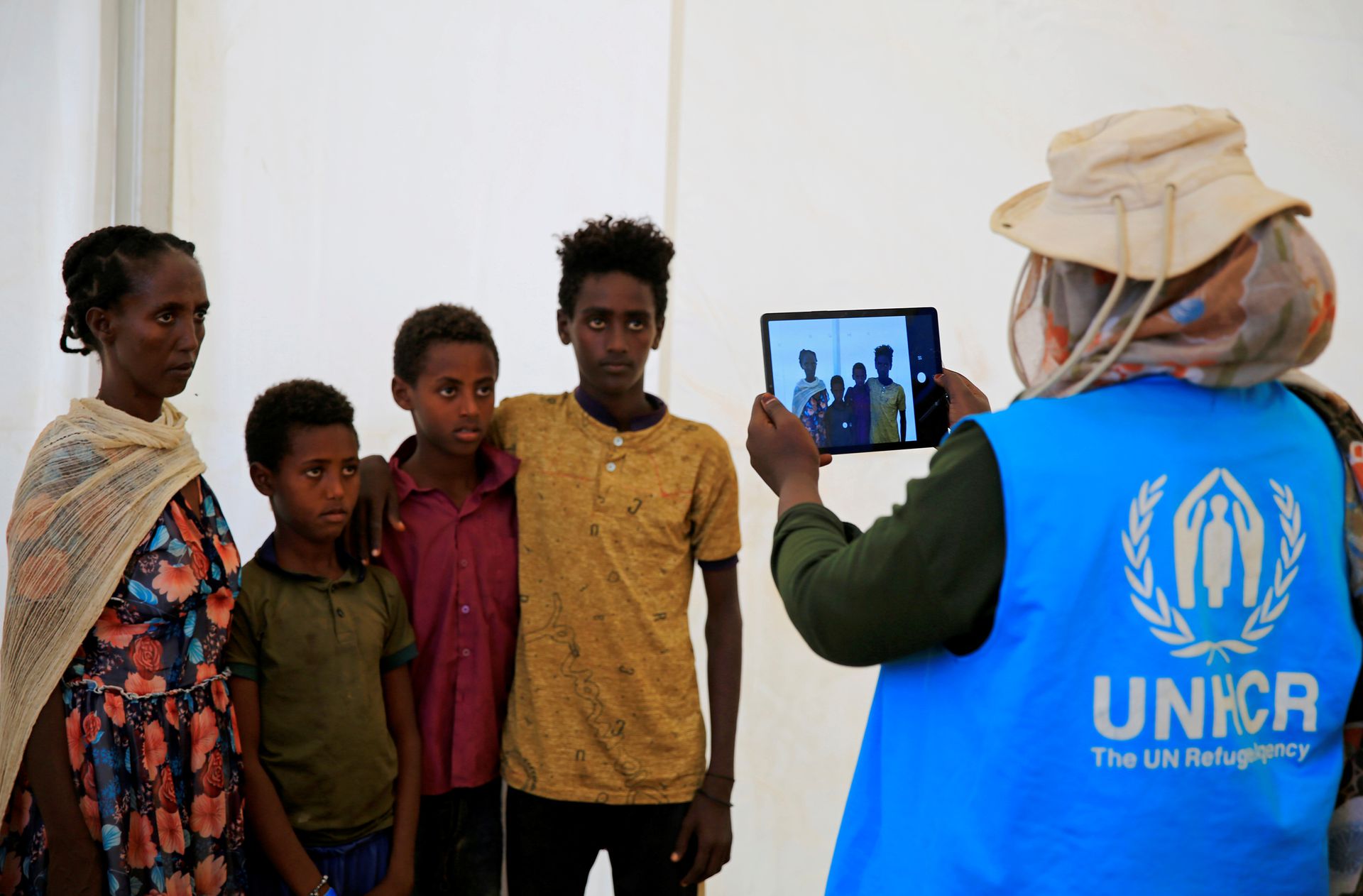 2020年11月23日，苏丹Al-Qadarif州，在苏丹与埃塞俄比亚边界的姆- rakoba难民营，联合国难民署的一名人道主义工作人员正在记录逃离提格雷地区持续战斗的埃塞俄比亚难民。摄于2020年11月23日。（Reuters）