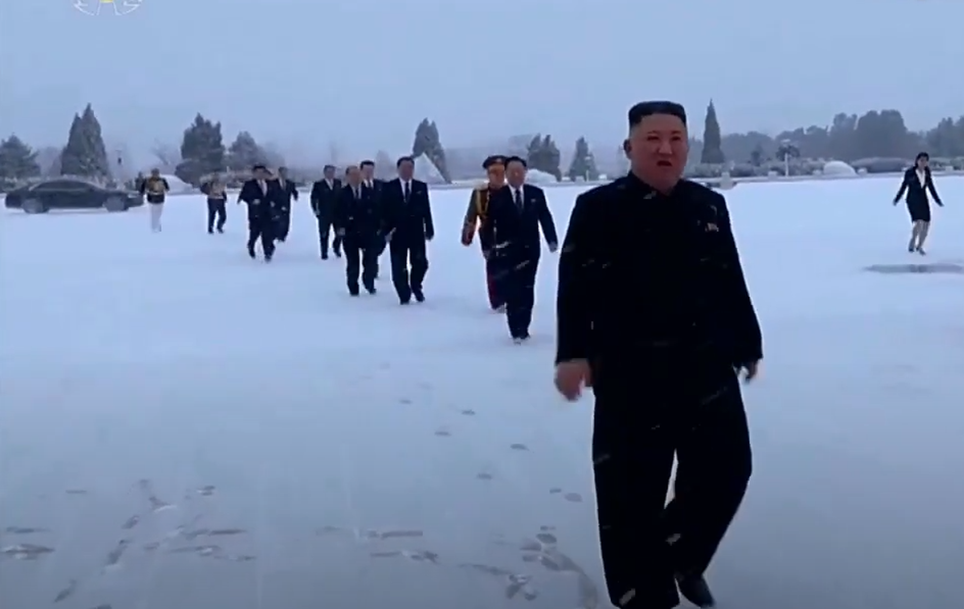 画面显示，金正恩带头走过雪地，金与正（右）等干部紧随其后。 （朝鲜中央电视台视频截图）